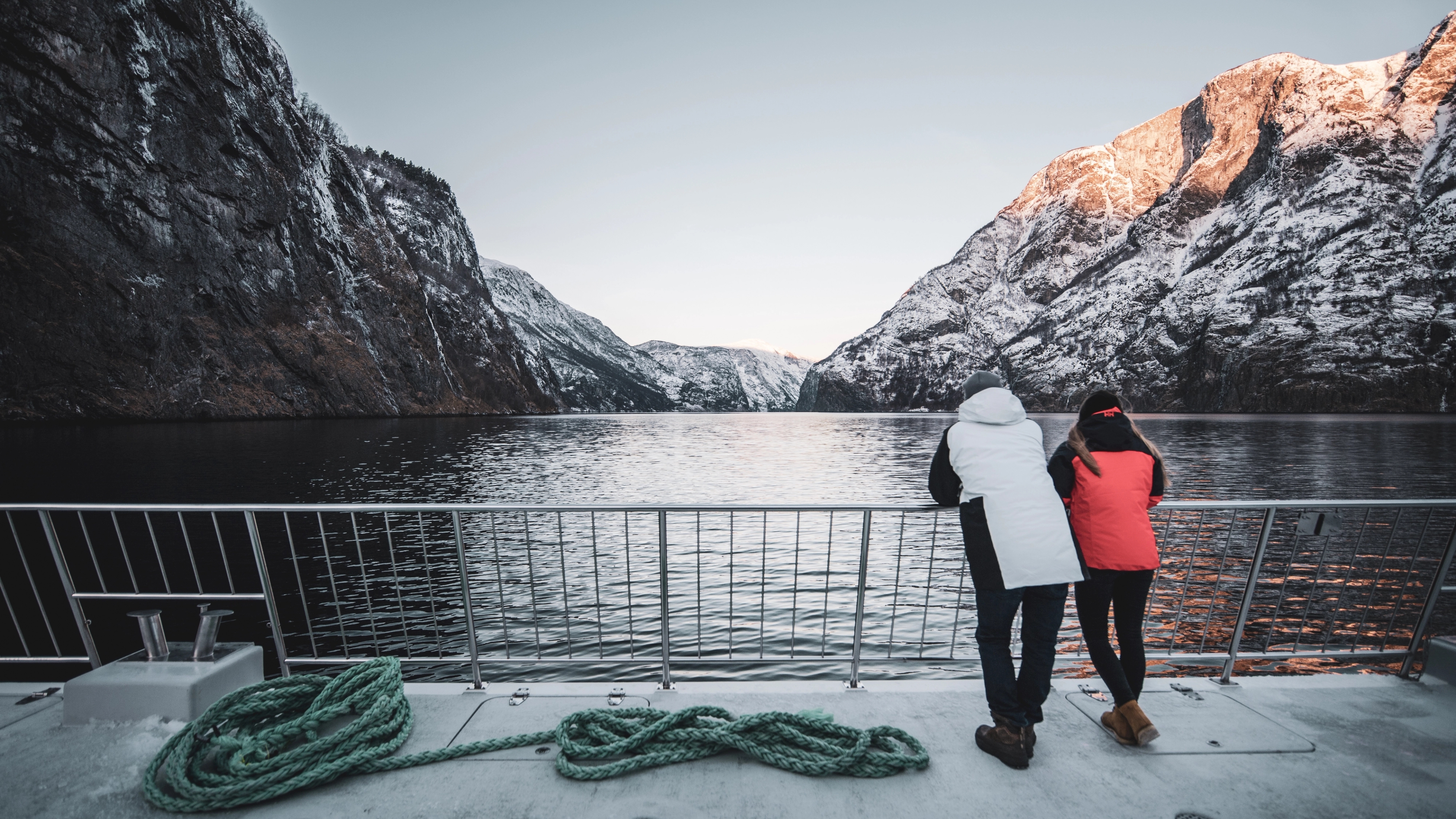 Two people on deck on a cruise in Flåm