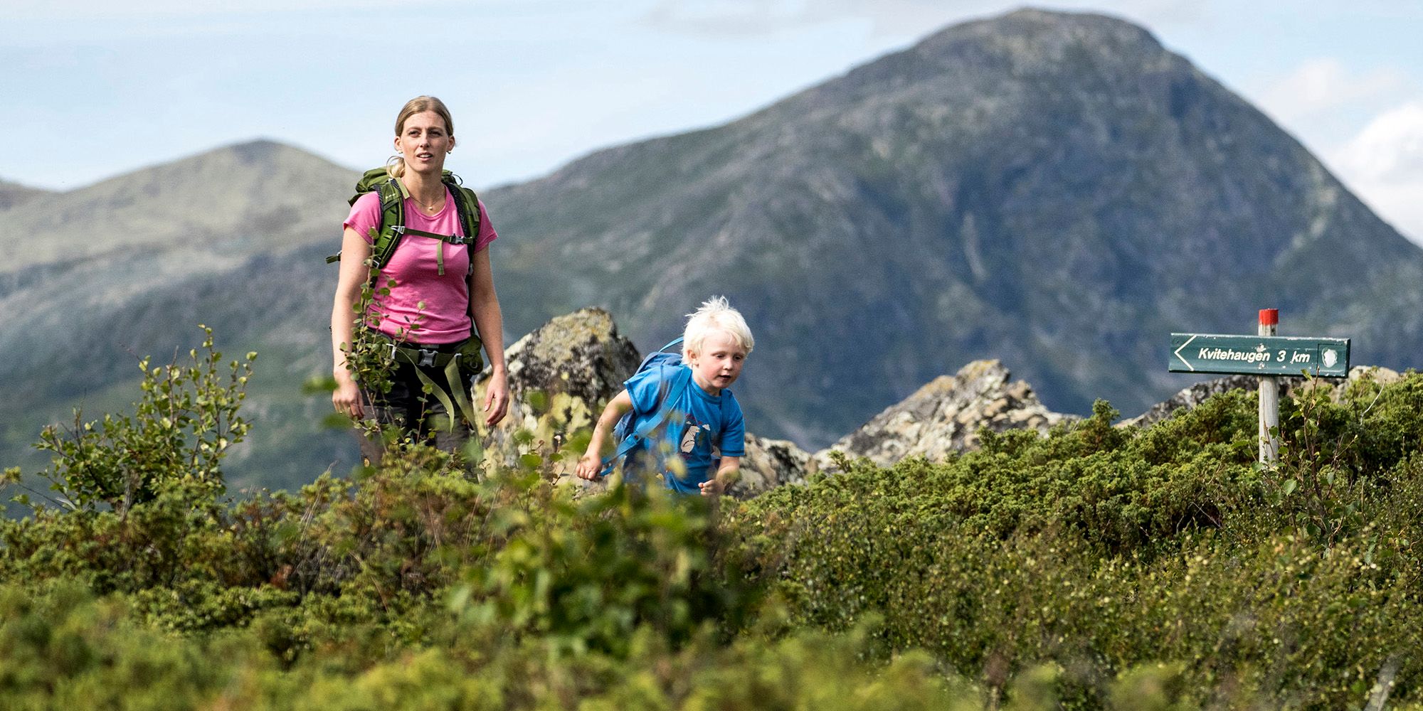 En mamma och hennes son som vandrar längs Stølsruta i Valdres