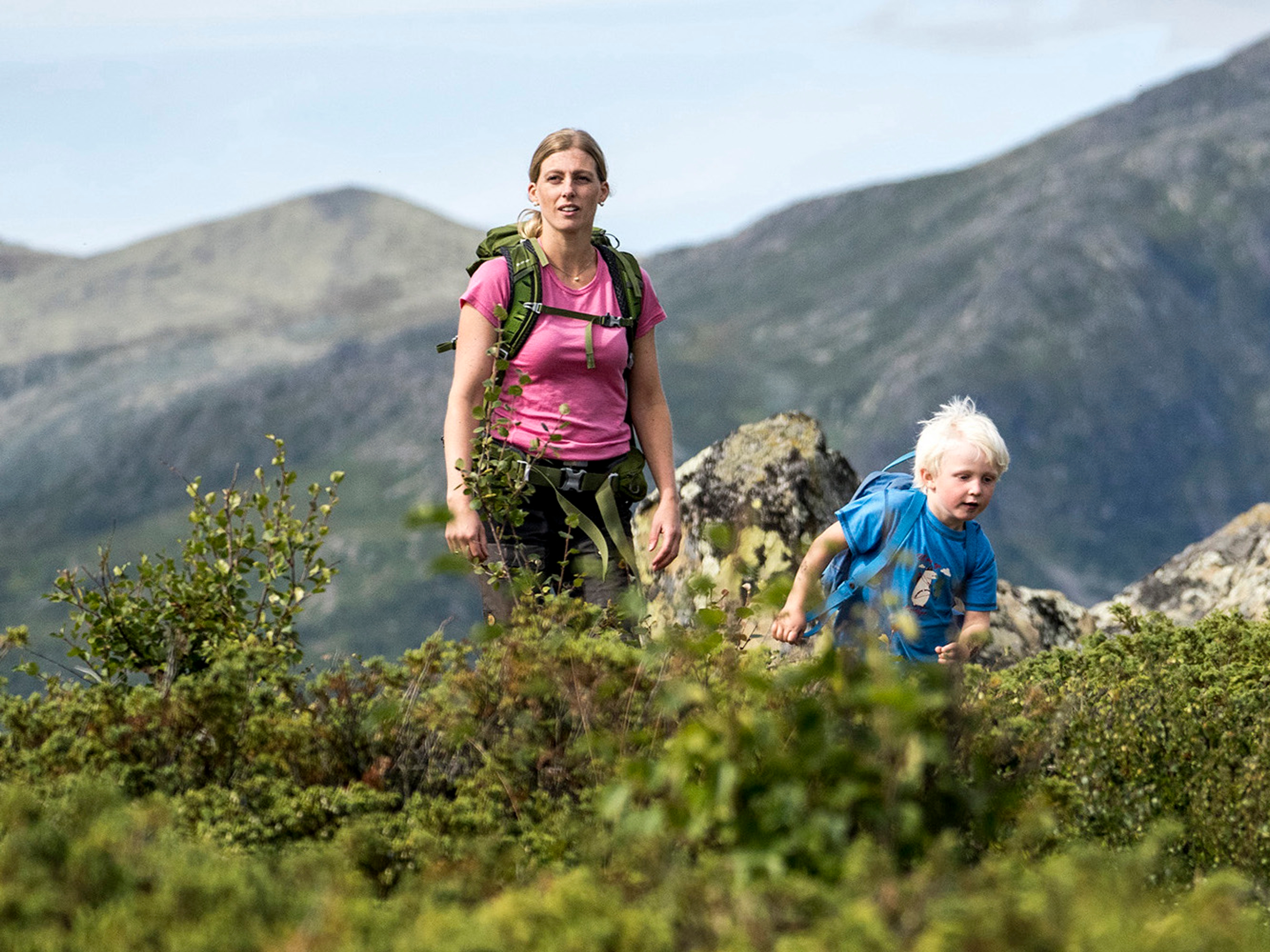 En mamma och hennes son som vandrar längs Stølsruta i Valdres