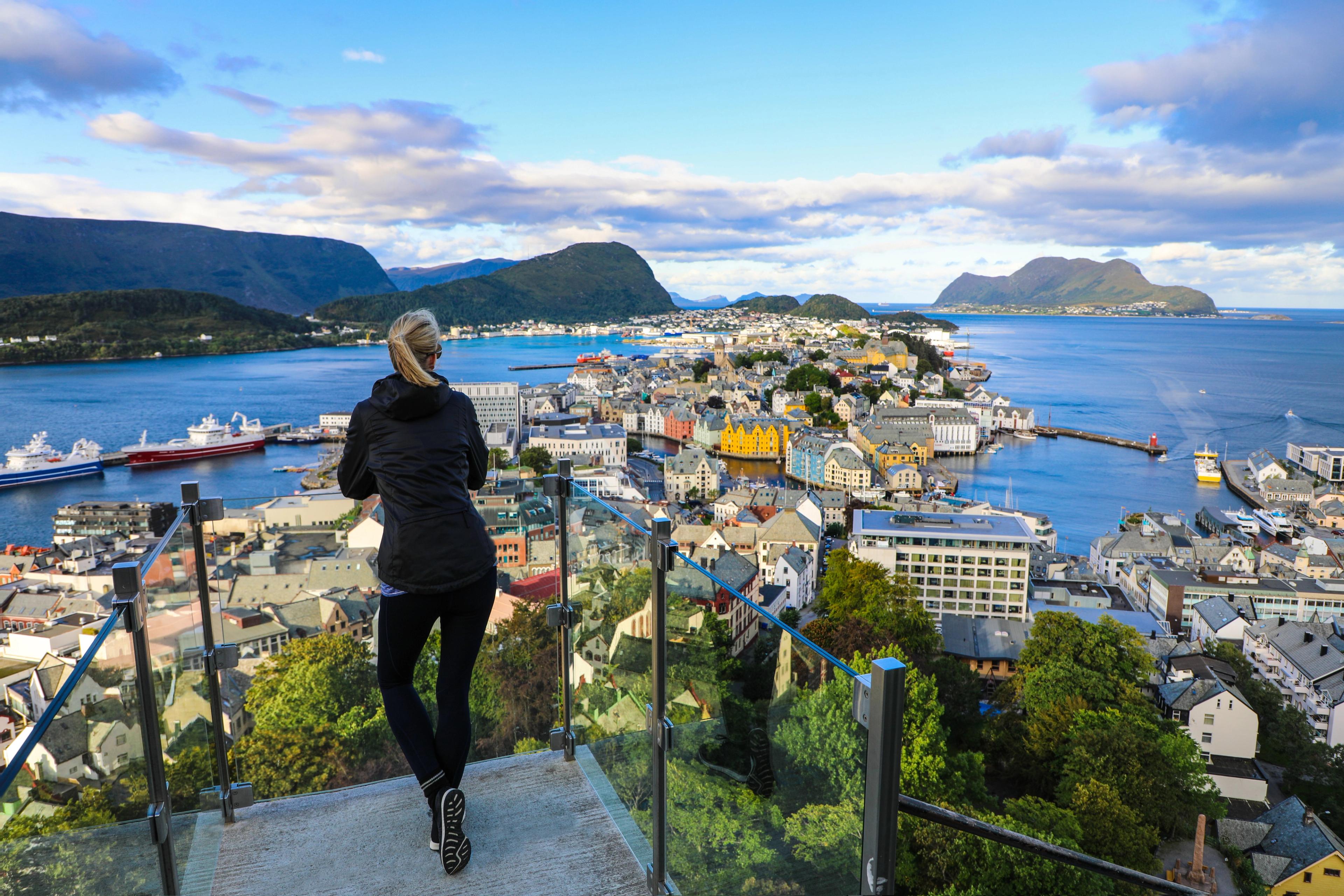 A women enjoying the Alesund view from the town mountain Aksla