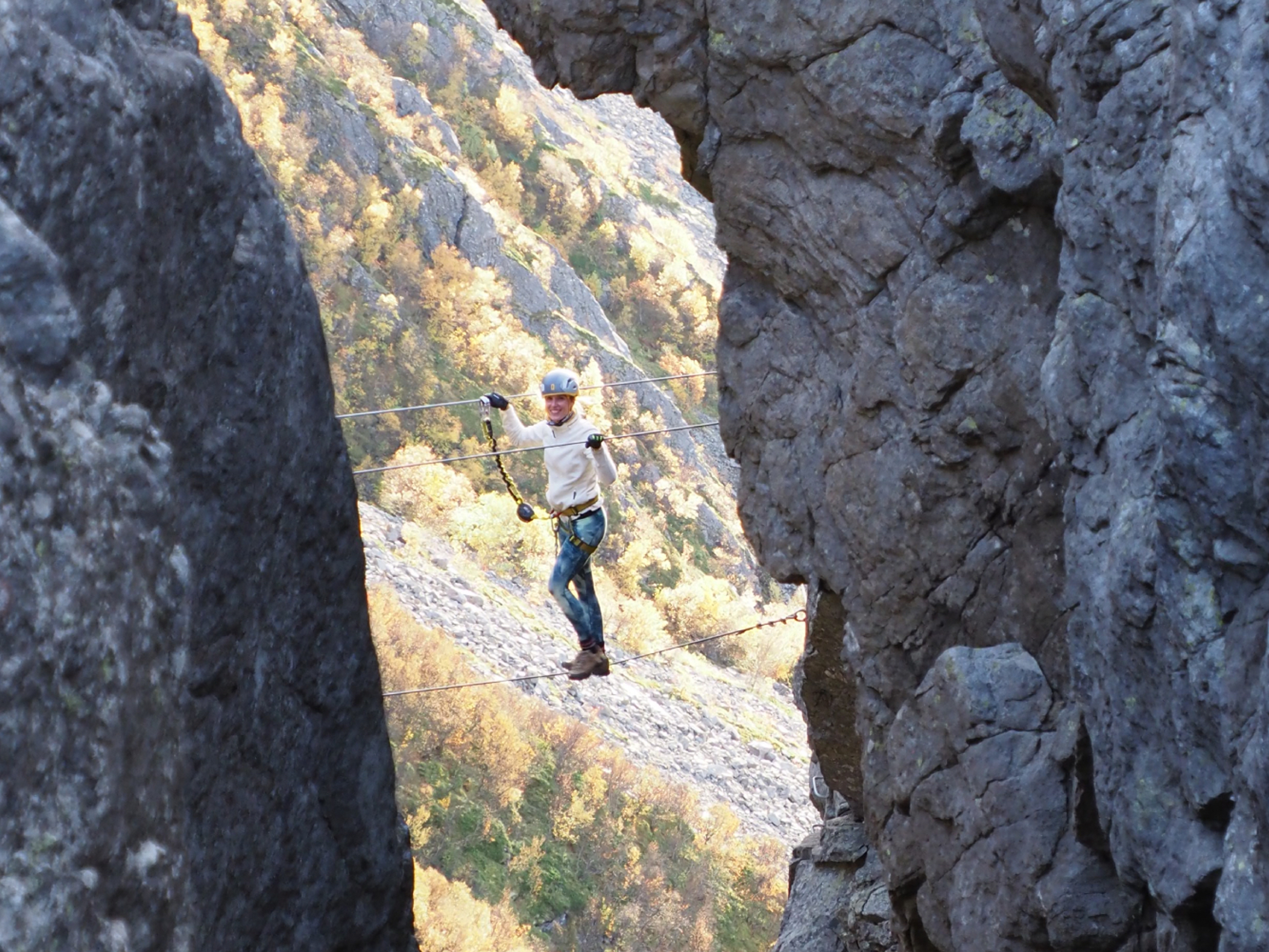 Kvinne klatrer Via ferrata Ravnfloget