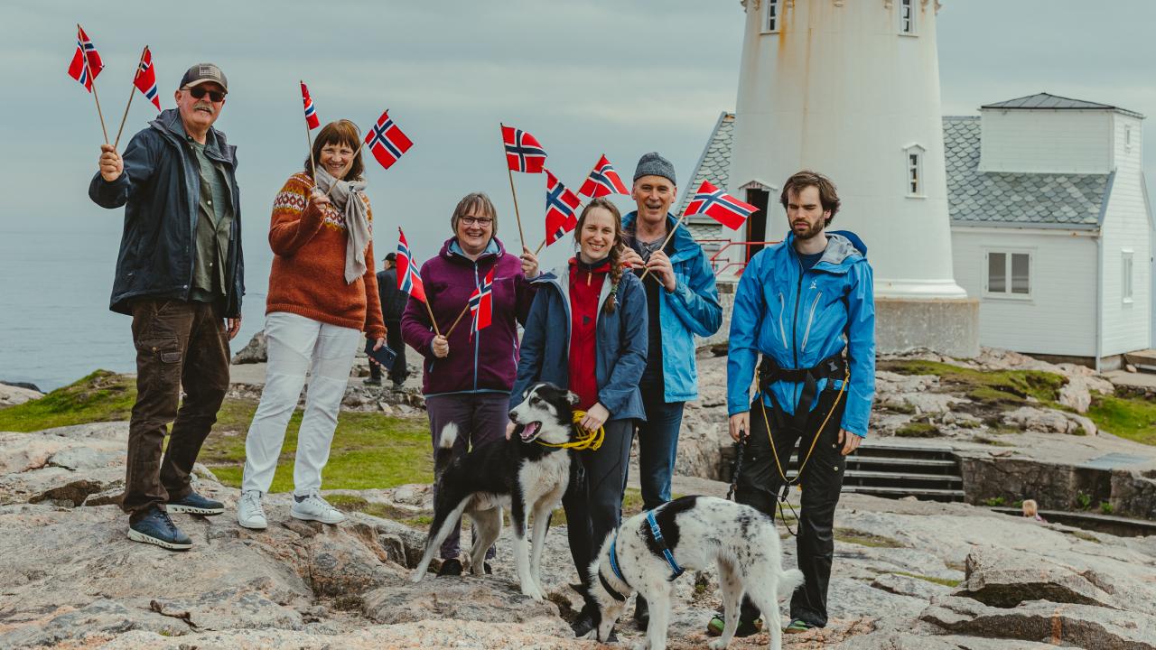 Oda Ramsdals family waving goodbye at Lindesnes