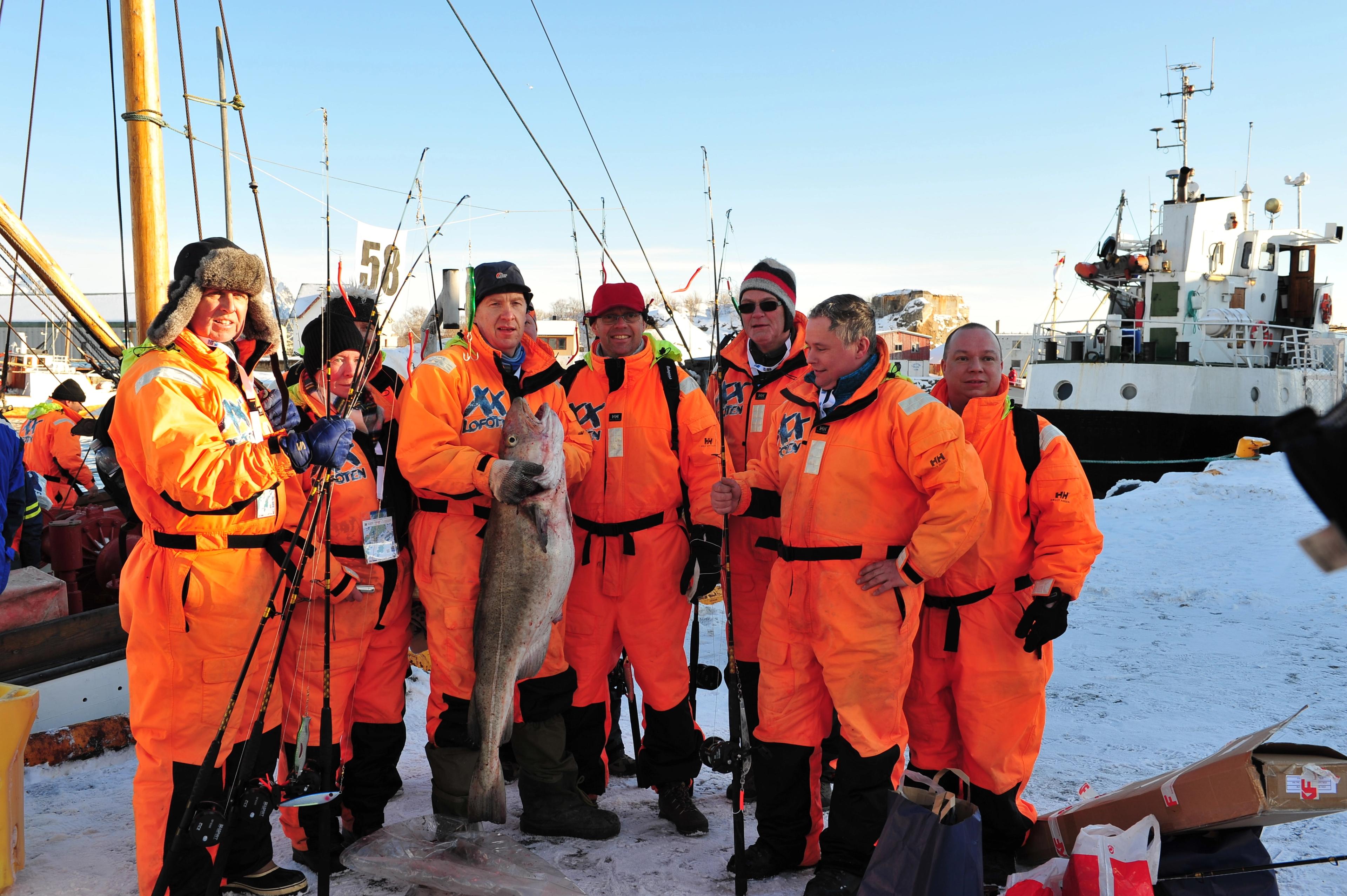En gjeng fiskere med en enorm torsk i VM i skreifiske i Lofoten
