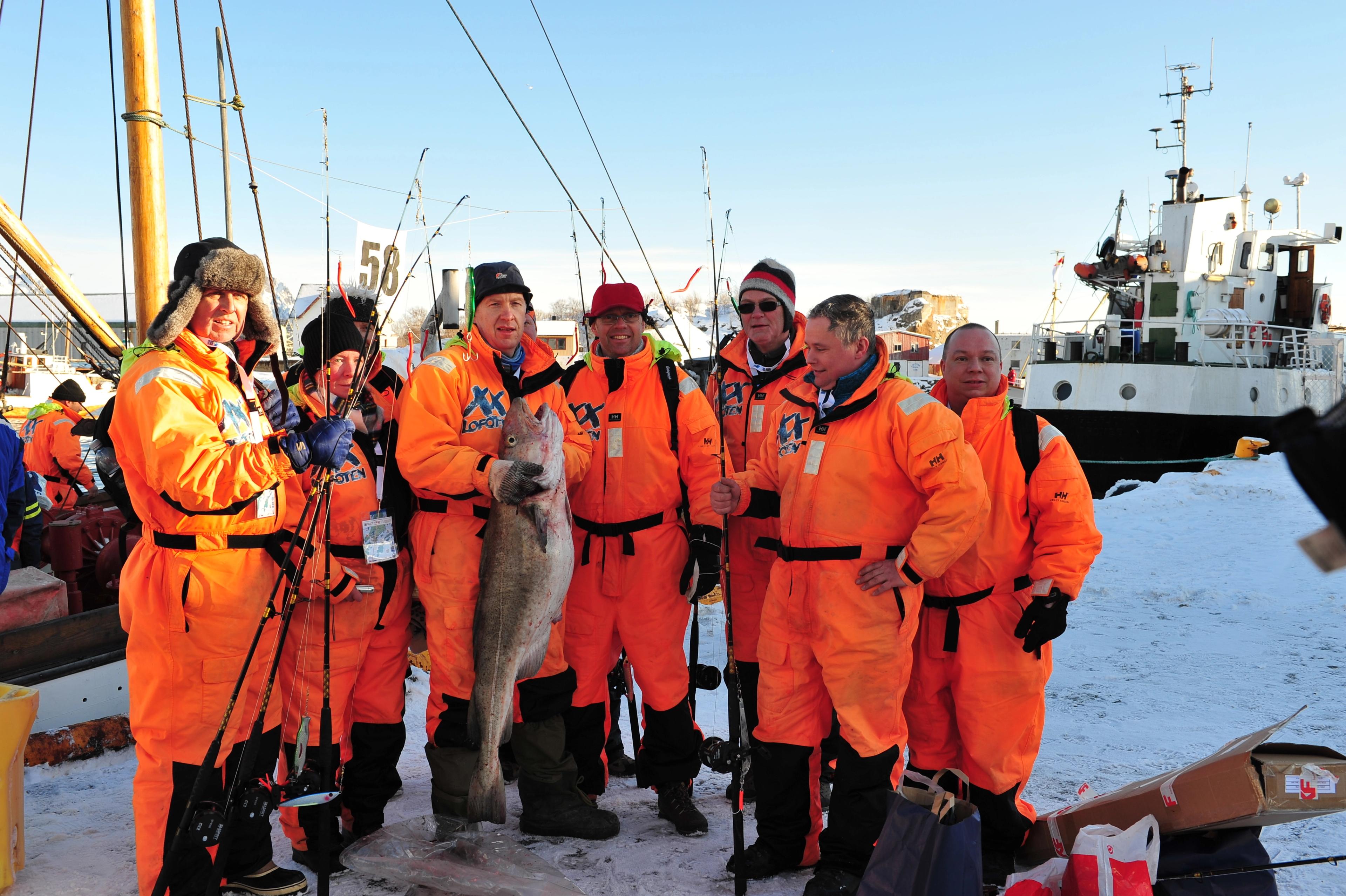 En gjeng fiskere med en enorm torsk i VM i skreifiske i Lofoten