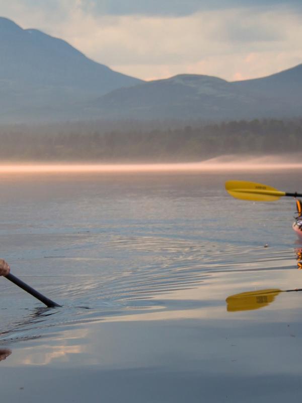 To kajakkpadlere på Femunden