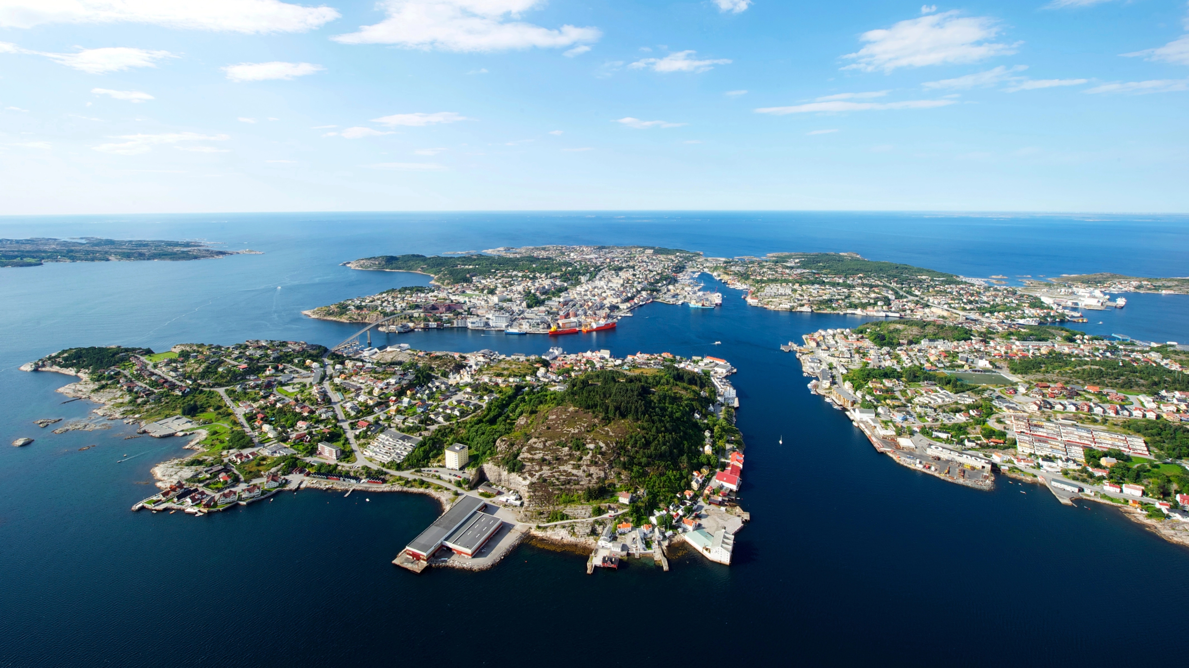 Kristiansund by og sjøen rundt i solskinn, sett ovenfra. Vestlandet.