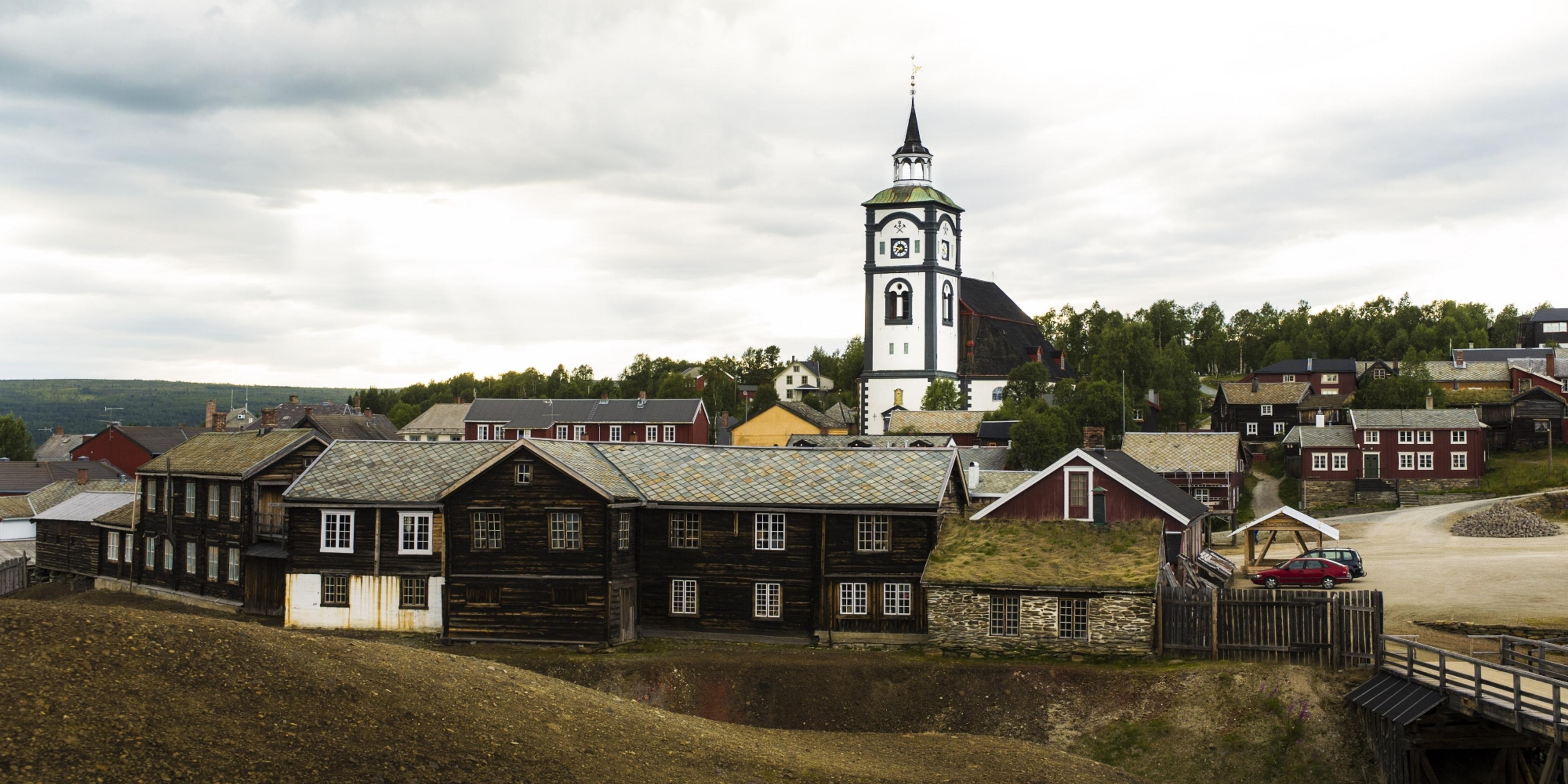 Røros kirke omkranset av gamle trehus