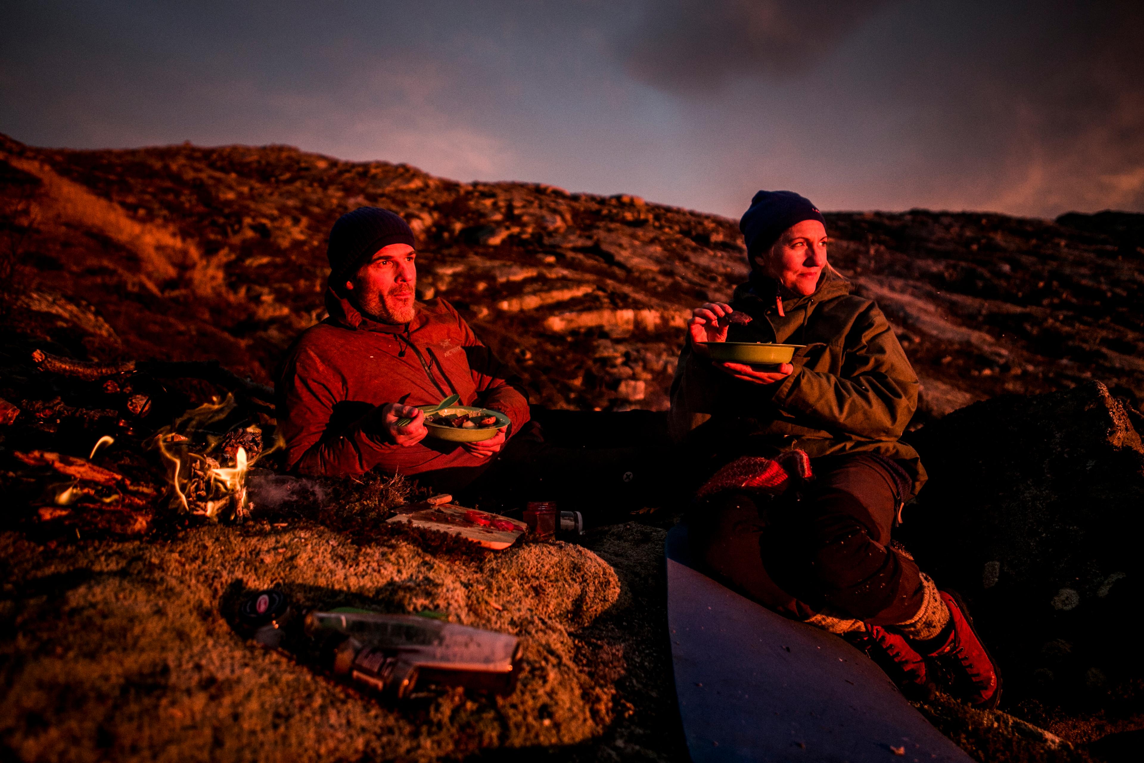 Et par nyter dagens fangst i solnedgangen etter rypejakt i Steigen i Nordland, Nord-Norge