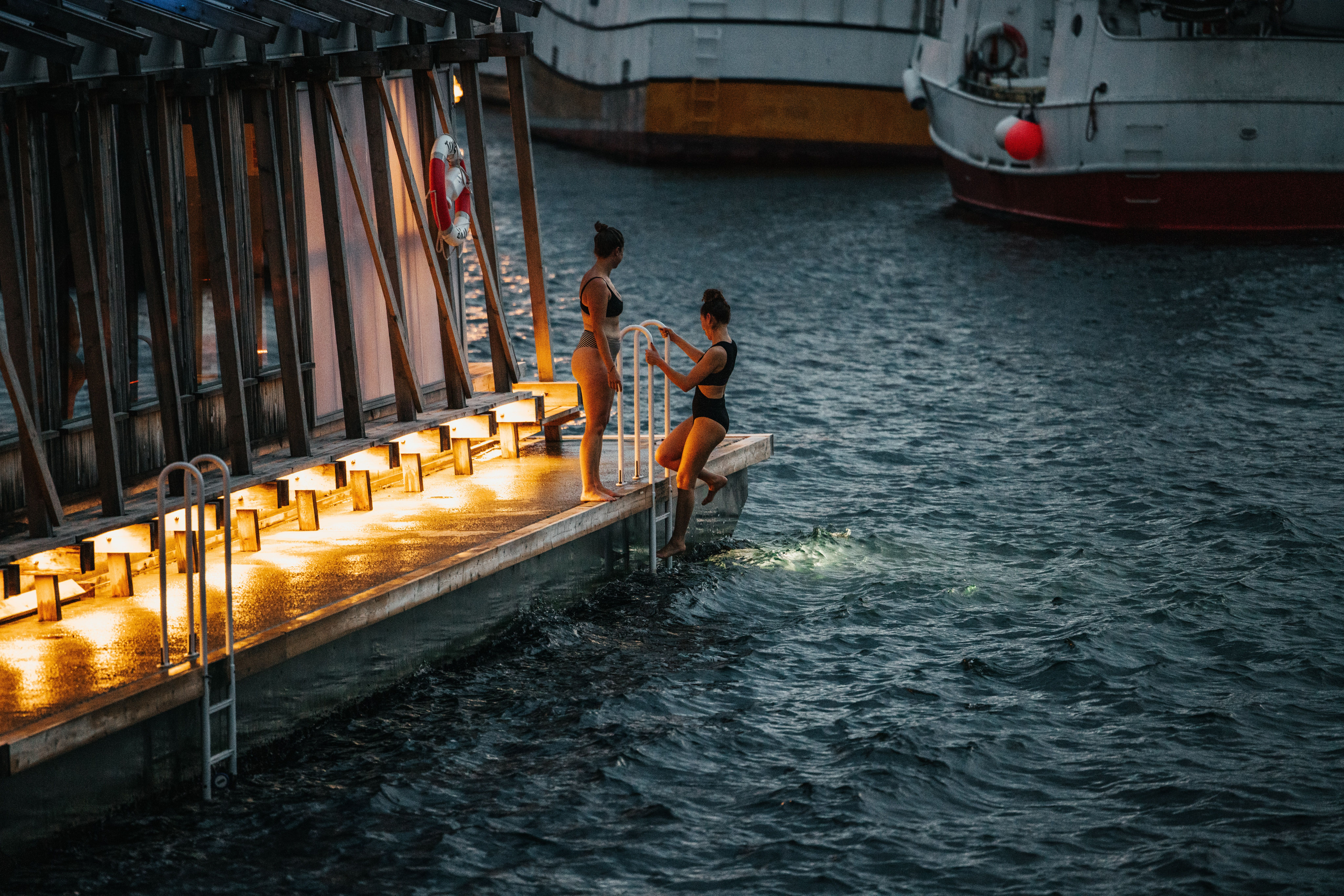 Two women bathing outside the sauna Pust in Bodø.