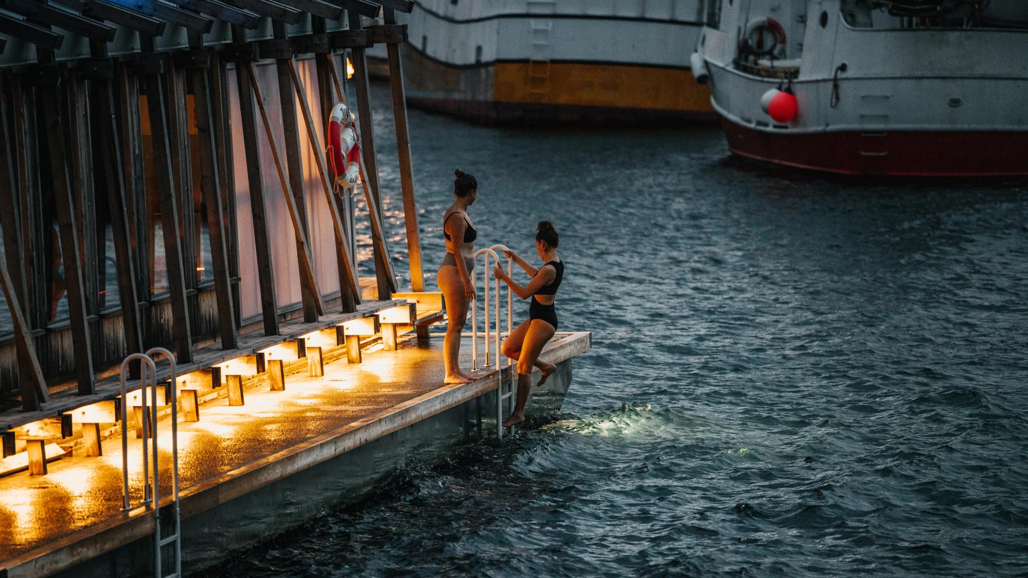 Two women bathing outside the sauna Pust in Bodø.