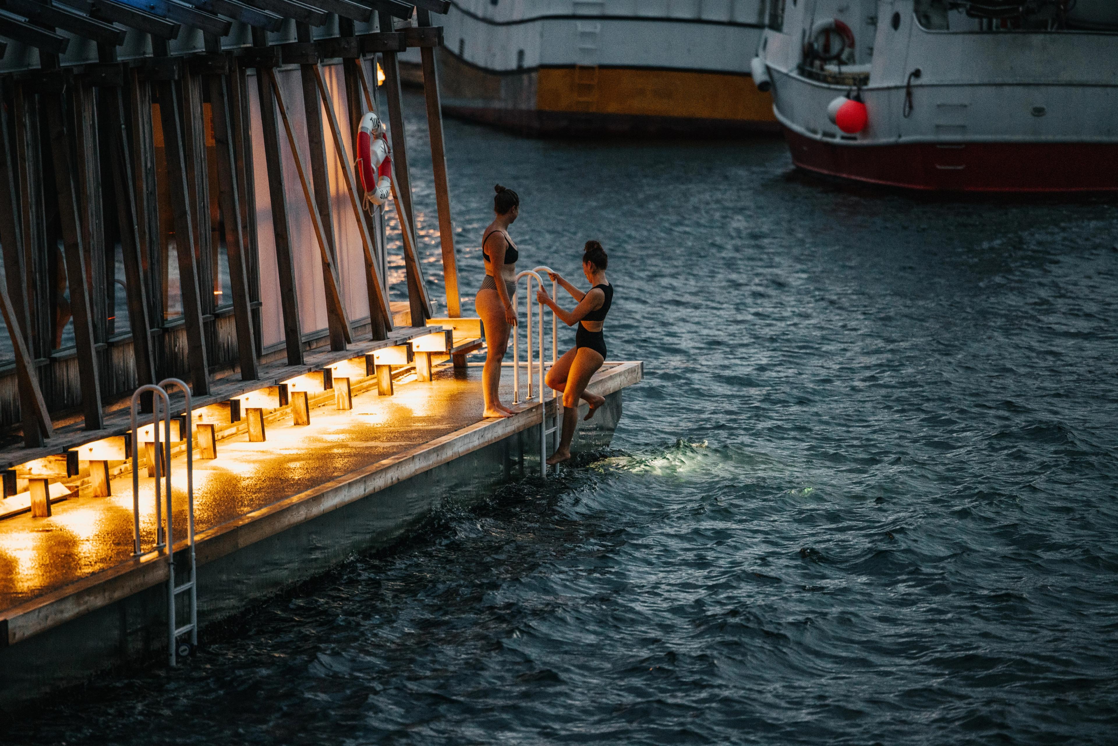 Two women bathing outside the sauna Pust in Bodø.