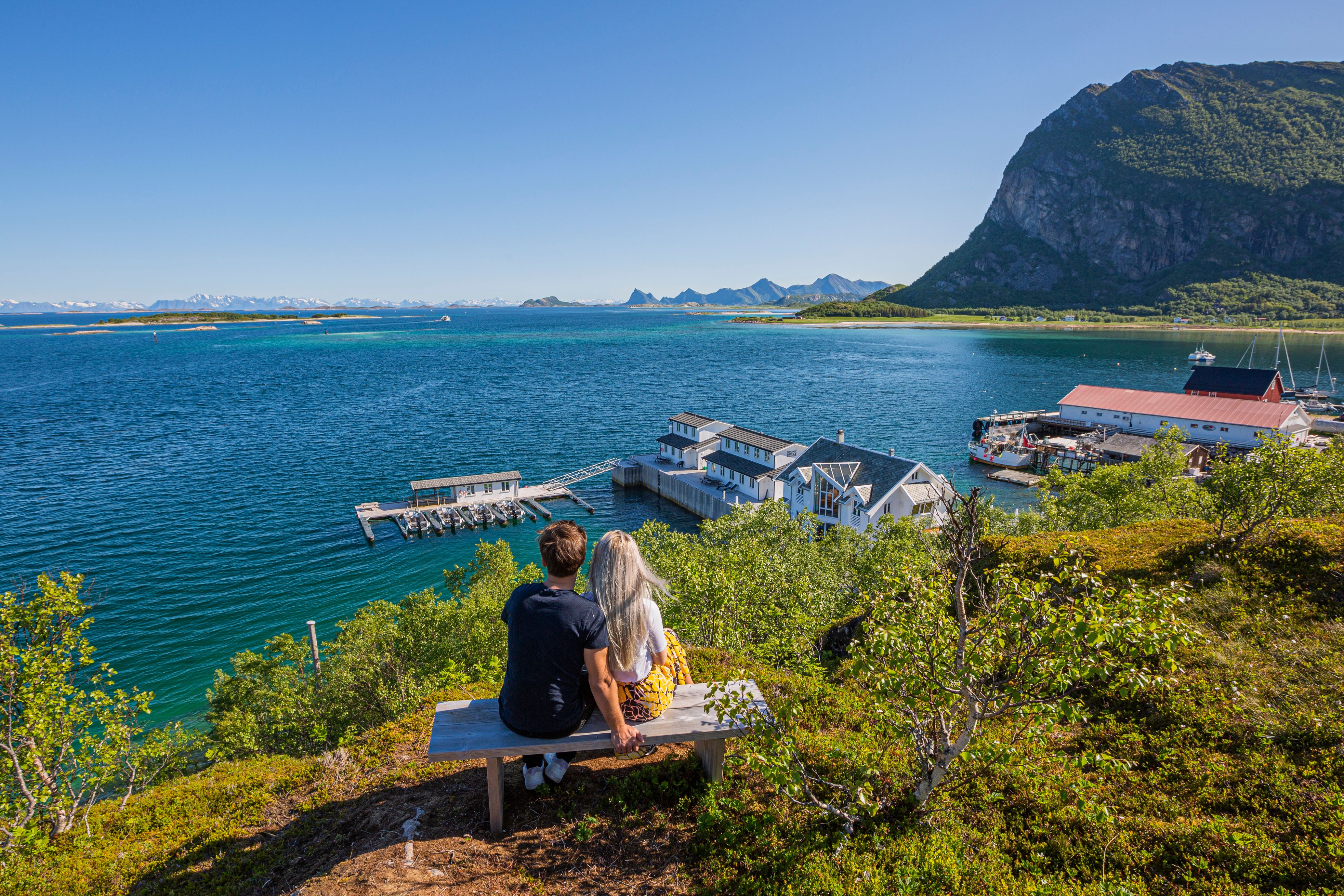 Sommarbild av Nordskot brygge i Steigen, Nord-Norge