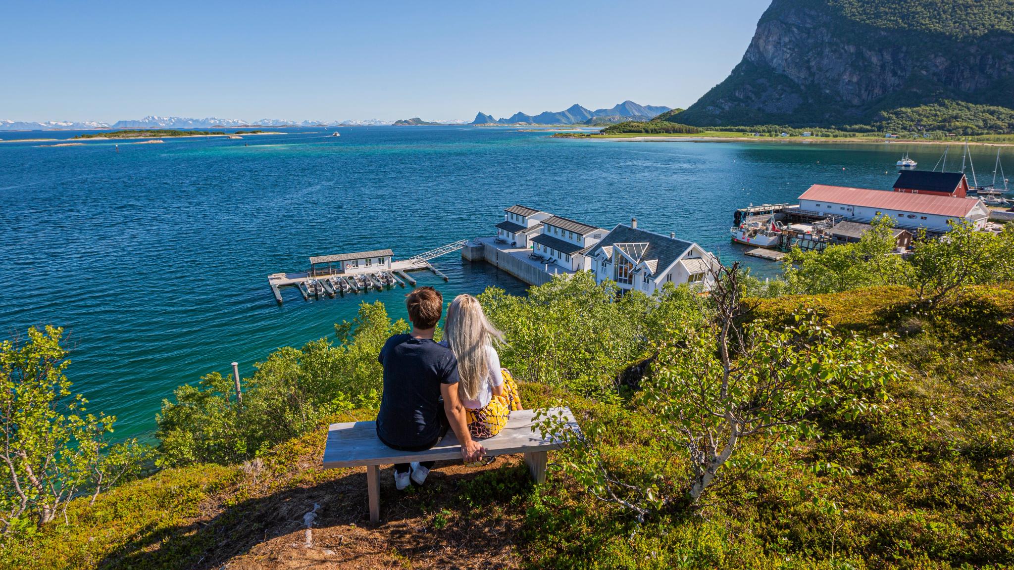 Sommarbild av Nordskot brygge i Steigen, Nord-Norge