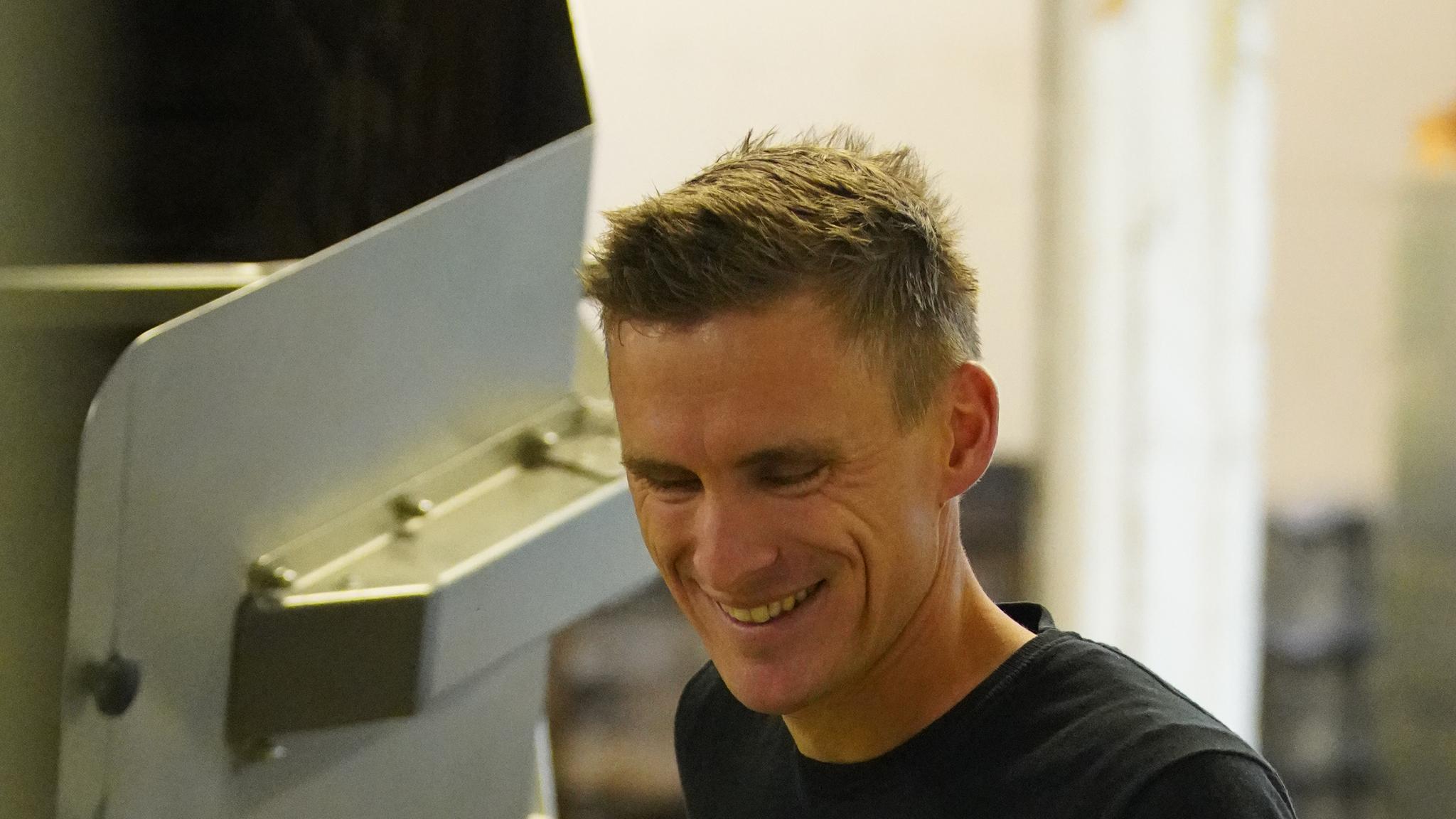 En mann ser på epler på fabrikken Epleblomsten