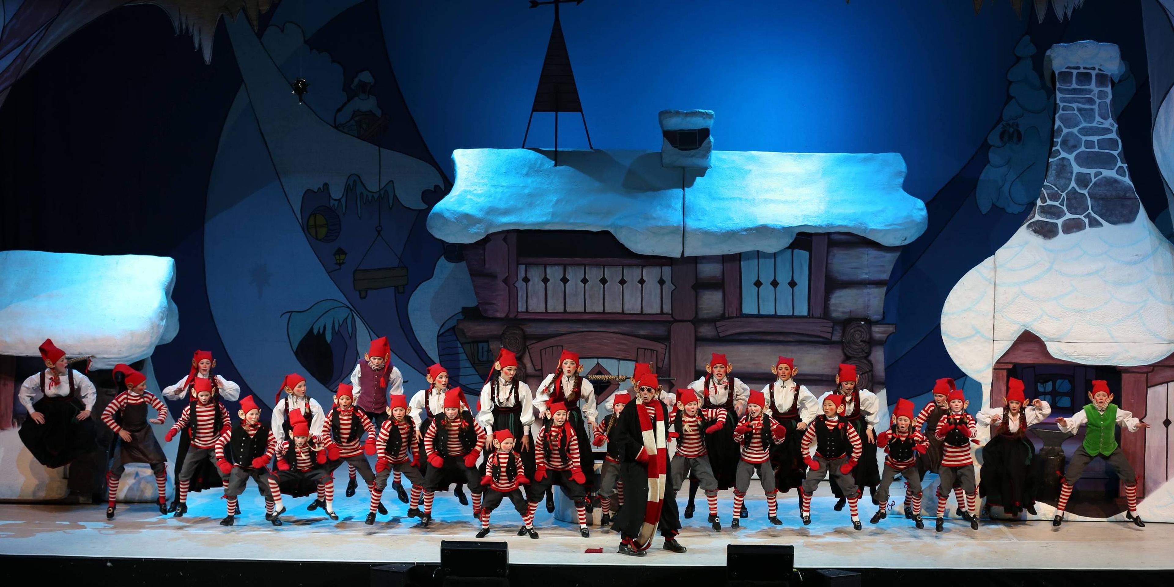Nissebarn på scenen for å fremføre musikalen Plutti Putti Pott i Grieghallen i Bergen