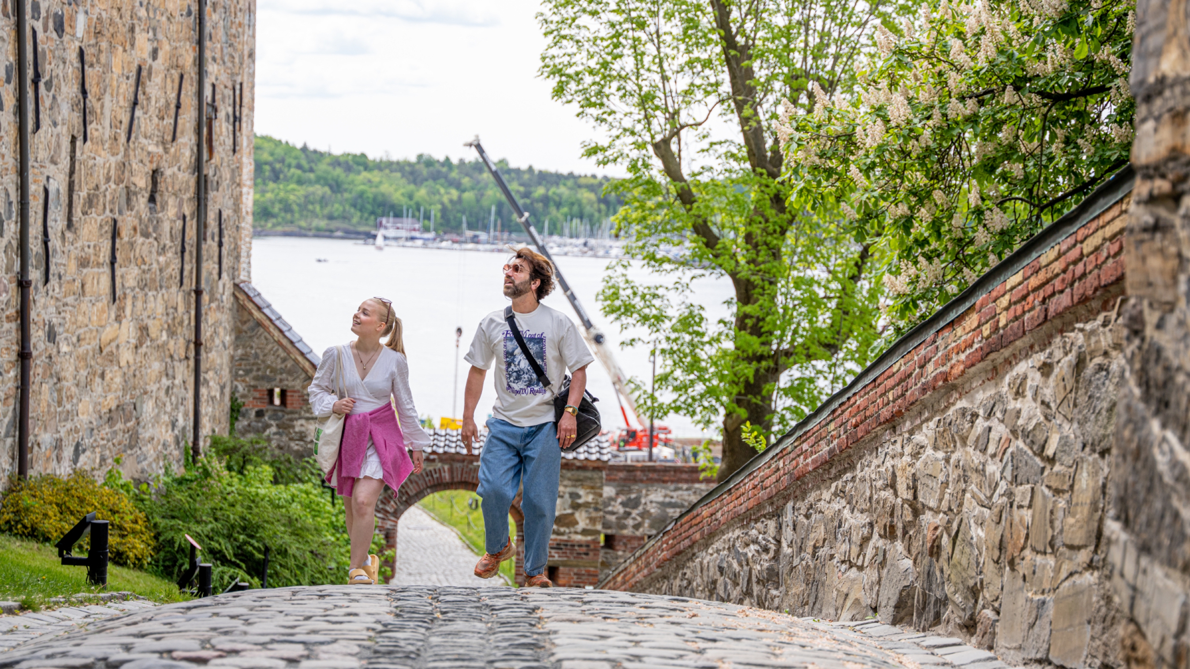 To personer på sightseeing på Akershus Festning i Oslo