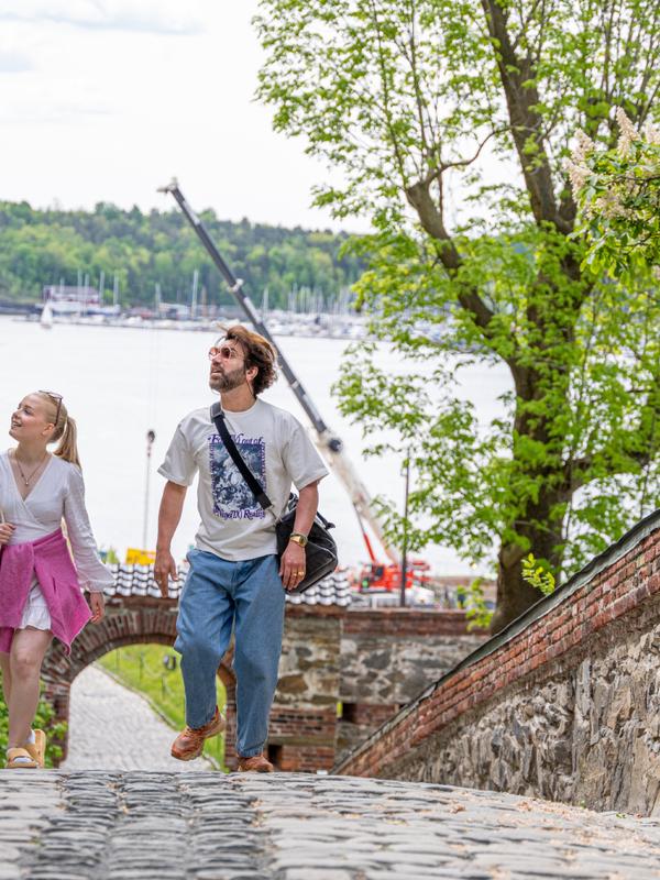 Two people sightseeing at Akershus Fortress in Oslo