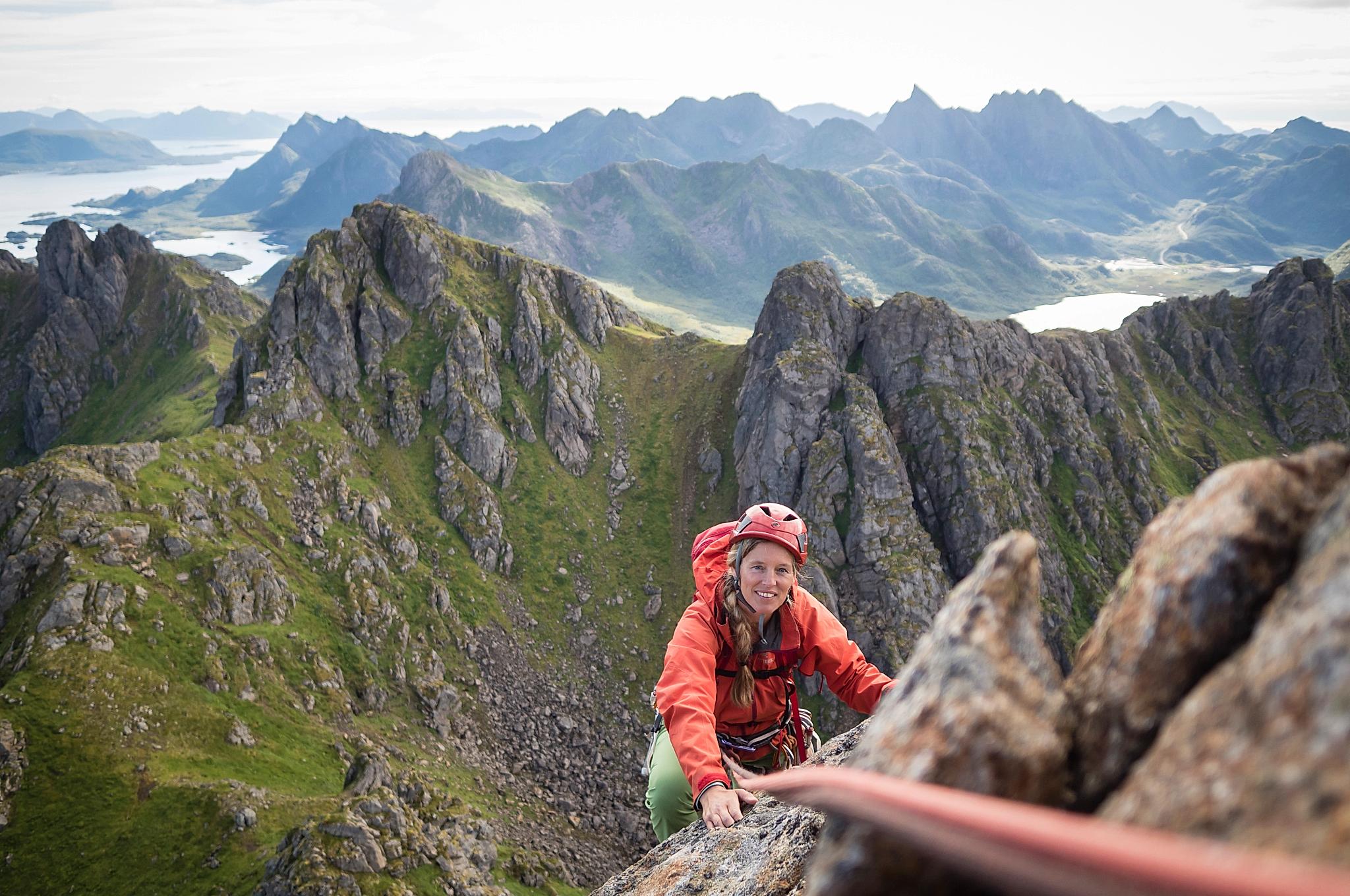 Eine Frau klettert auf den Berg Reka in Vesterålen in Nordnorwegen