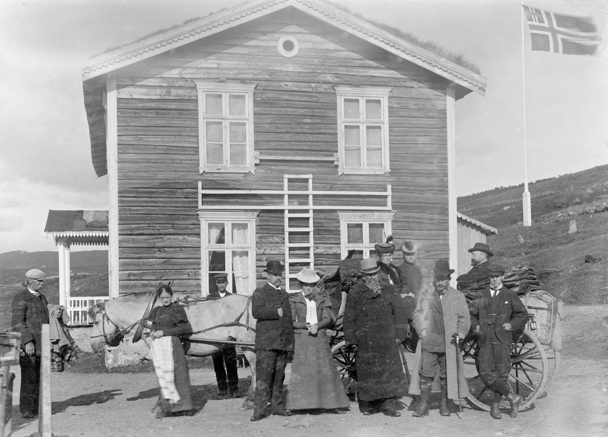 An old photo of Kongsvold Fjeldstue, mountain lodge, at the Dovrefjell mountain.