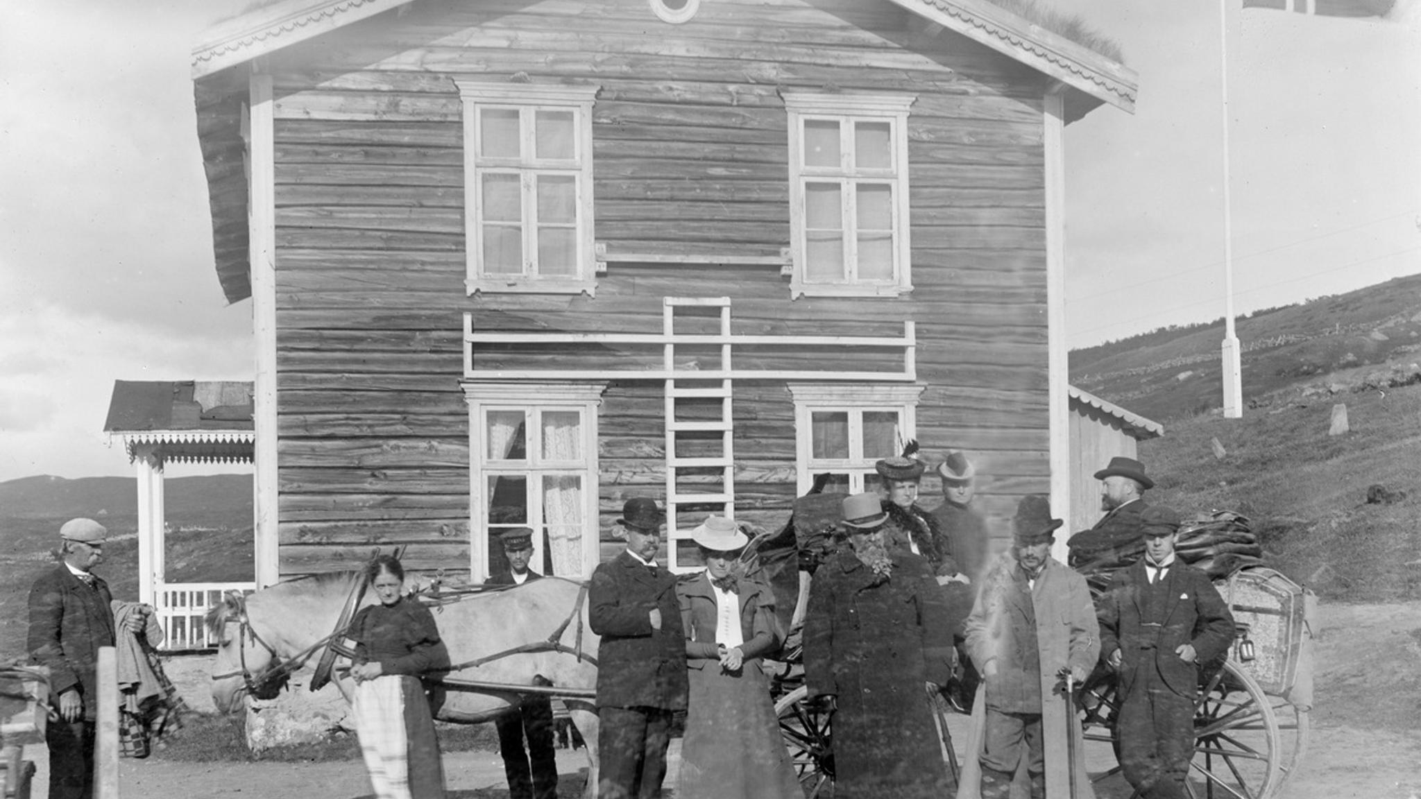 An old photo of Kongsvold Fjeldstue, mountain lodge, at the Dovrefjell mountain.