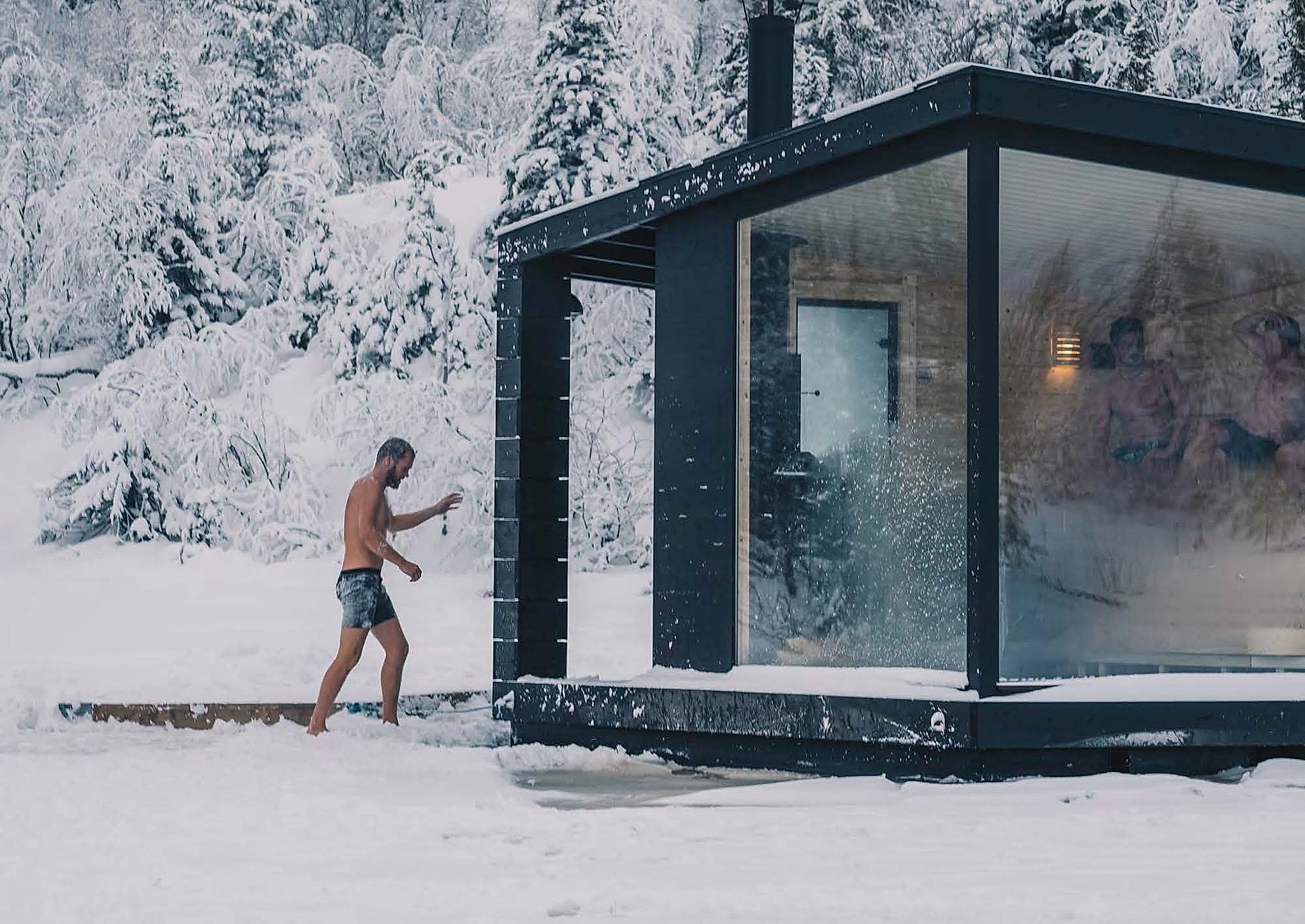 En person er på vei inn i en flytende badstue en vinterdag på Rjukan i Telemark på Østlandet