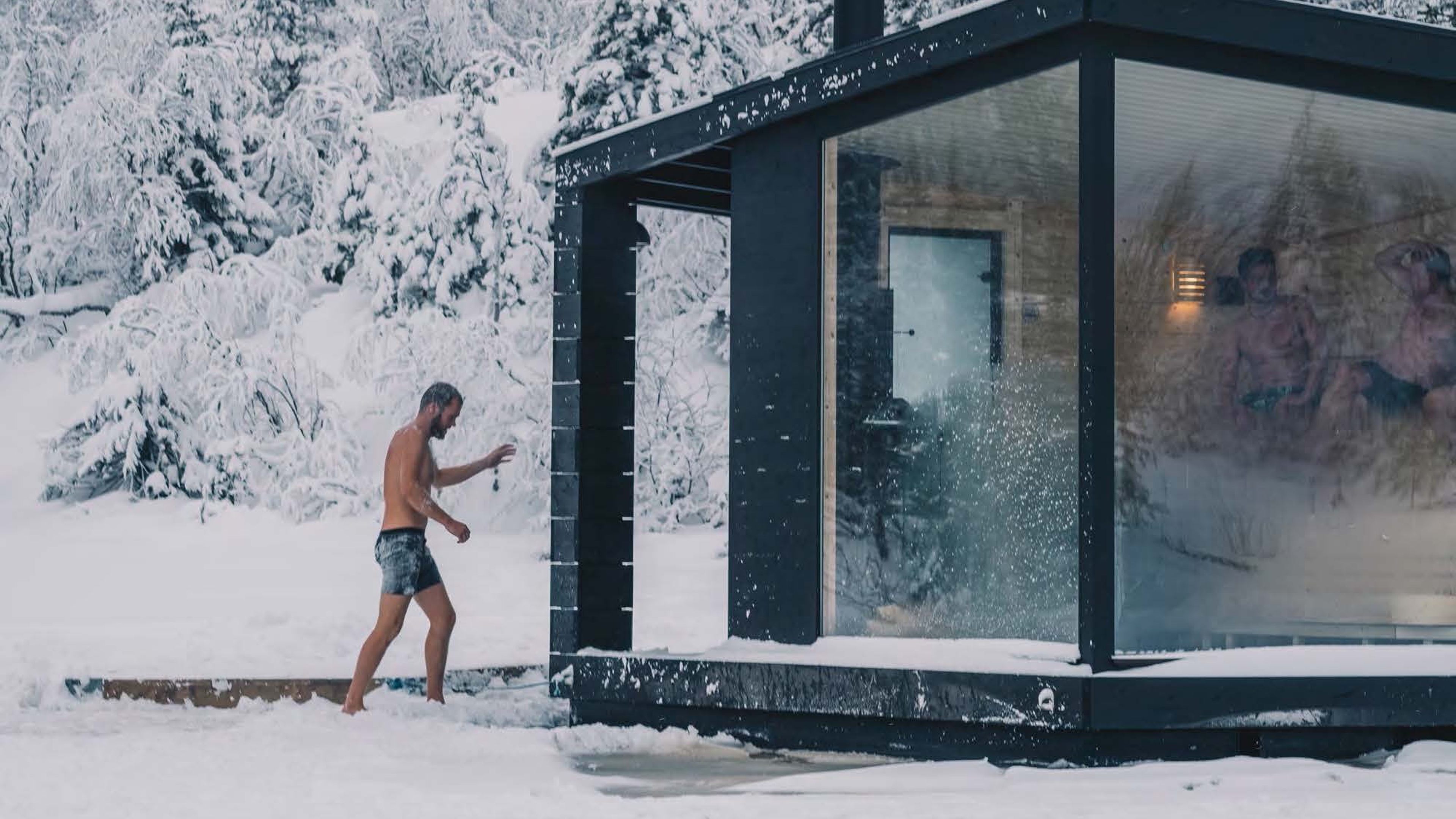 Ein Mann geht zur schwimmenden Sauna im Winter in Rjukan in der Telemark, Ostnorwegen