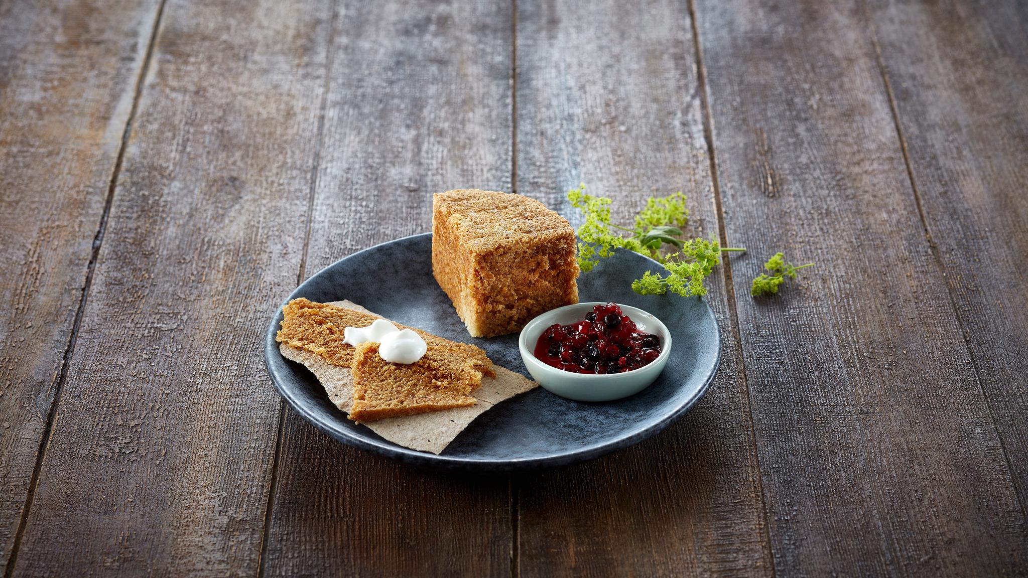 A plate with crispbread and the Norwegian cheese gamalost