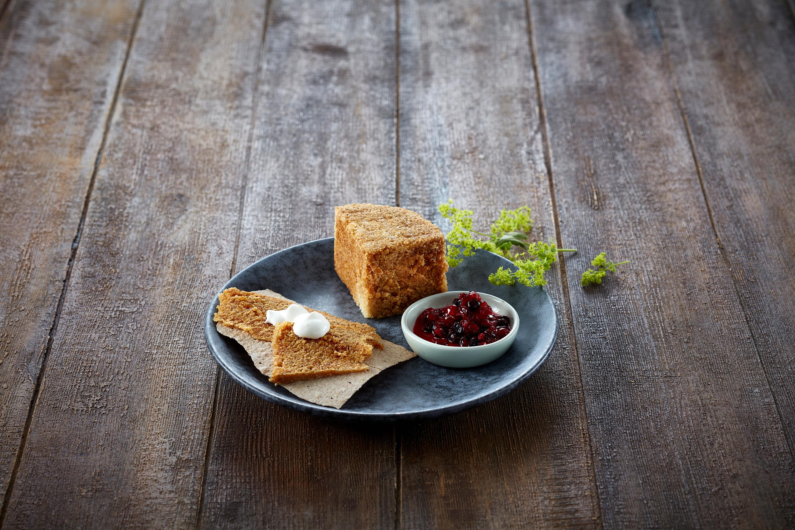 A plate with crispbread and the Norwegian cheese gamalost
