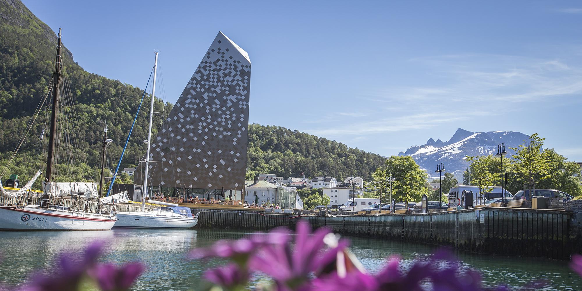 Norsk Tindesenter i havna i Åndalsnes i Nordvest på Vestlandet