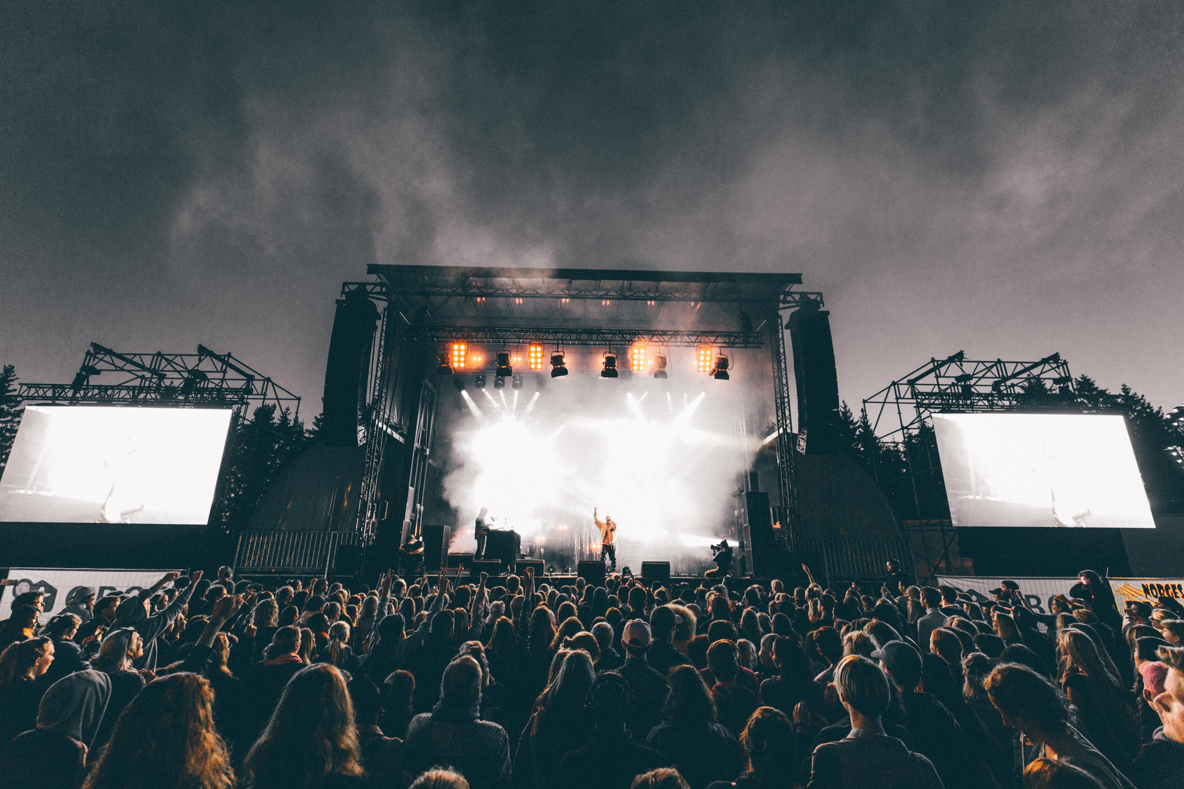 Et band opptrer for et stort publikum under Granittrockfestivalen i Oslo