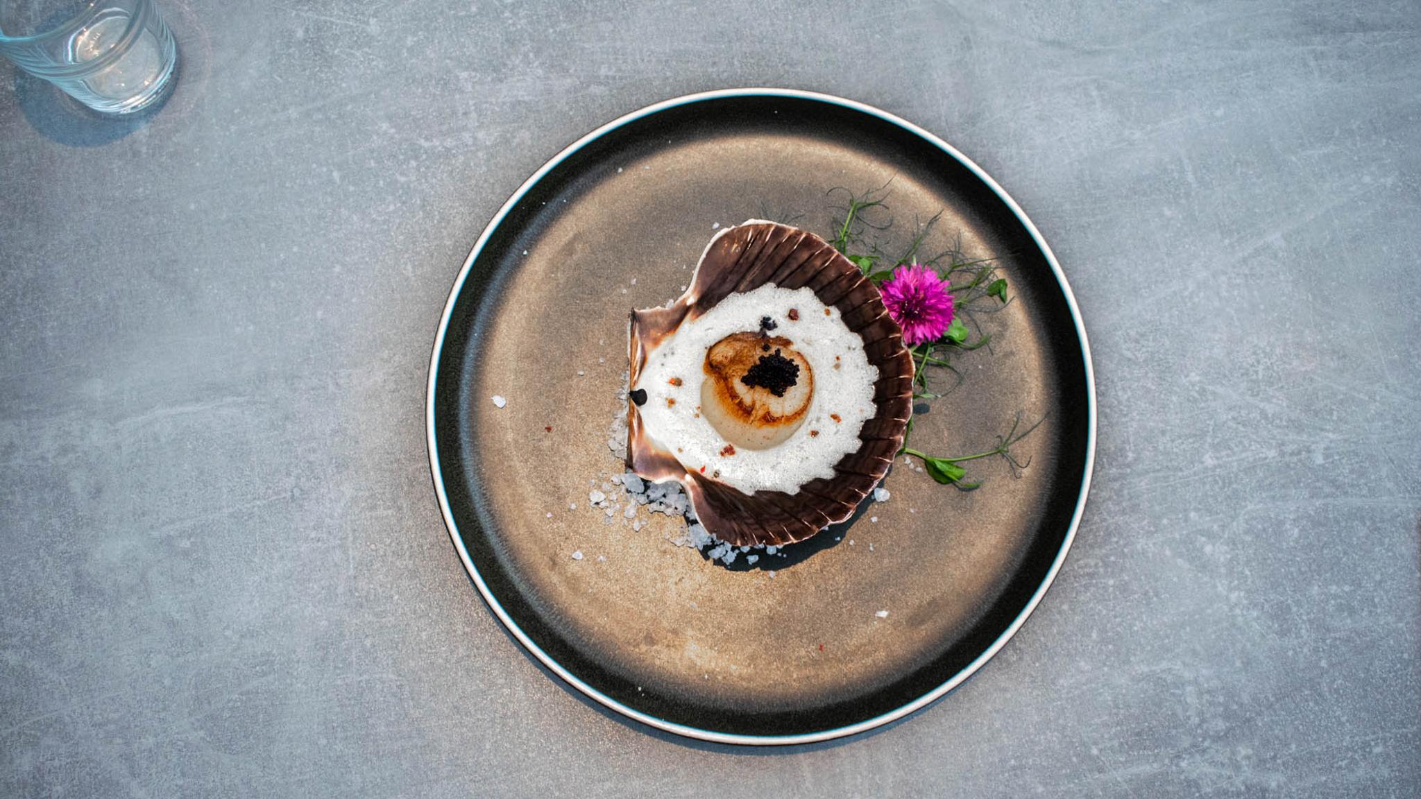 Fried scallops with champagne sauce and rosé pepper, topped with salmon caviar