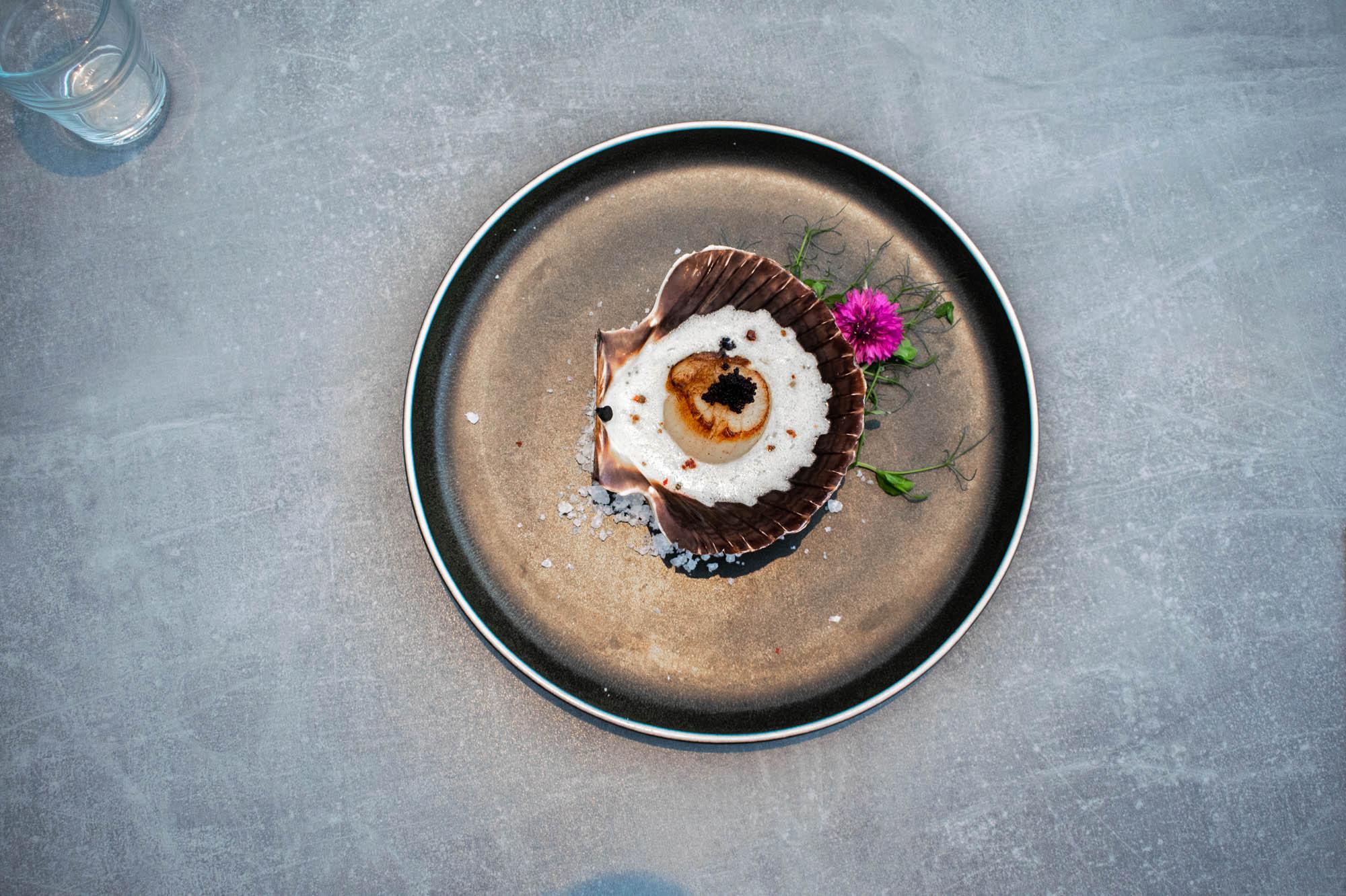 Fried scallops with champagne sauce and rosé pepper, topped with salmon caviar