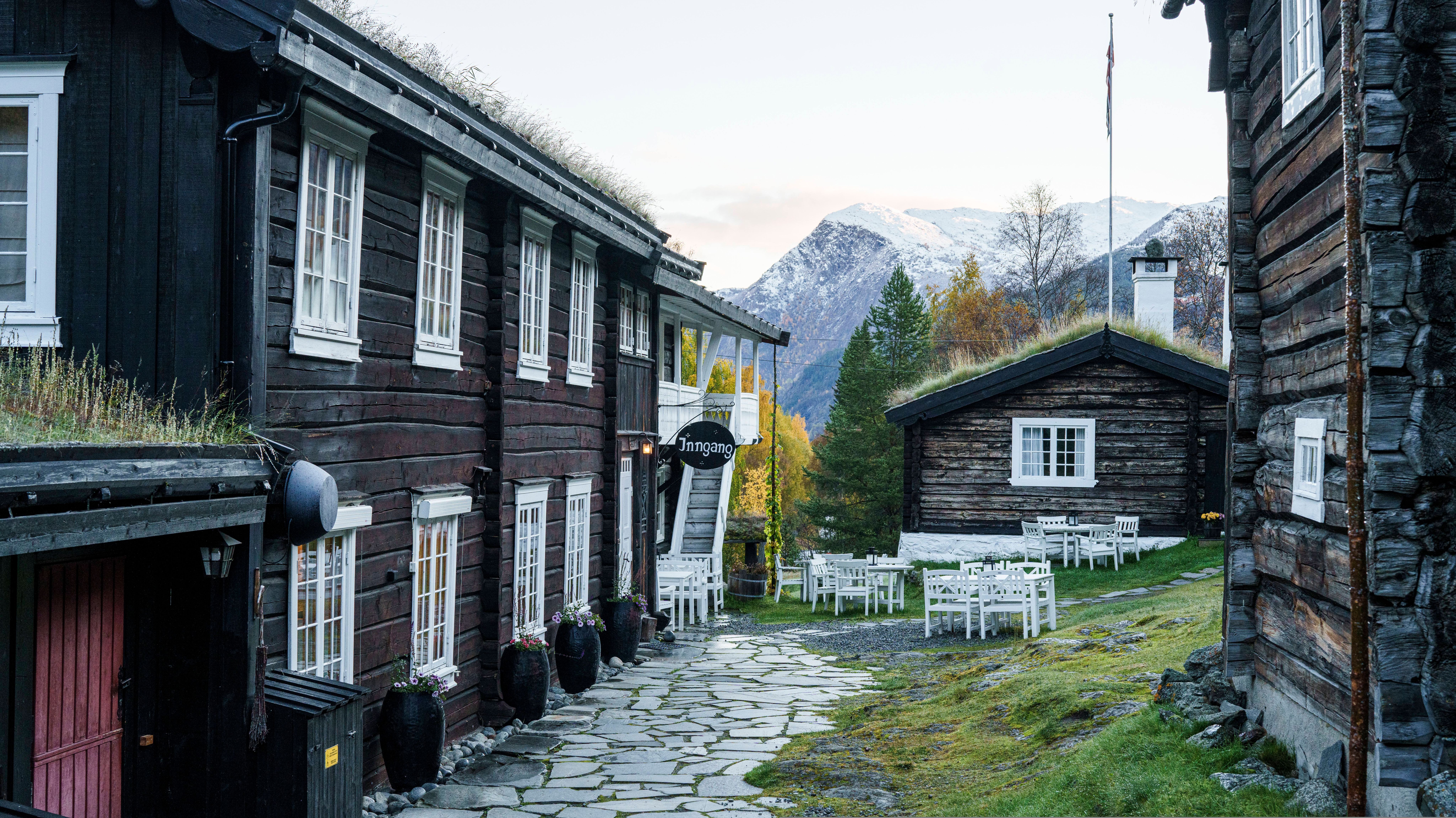 Røisheim Hotell in autumn.