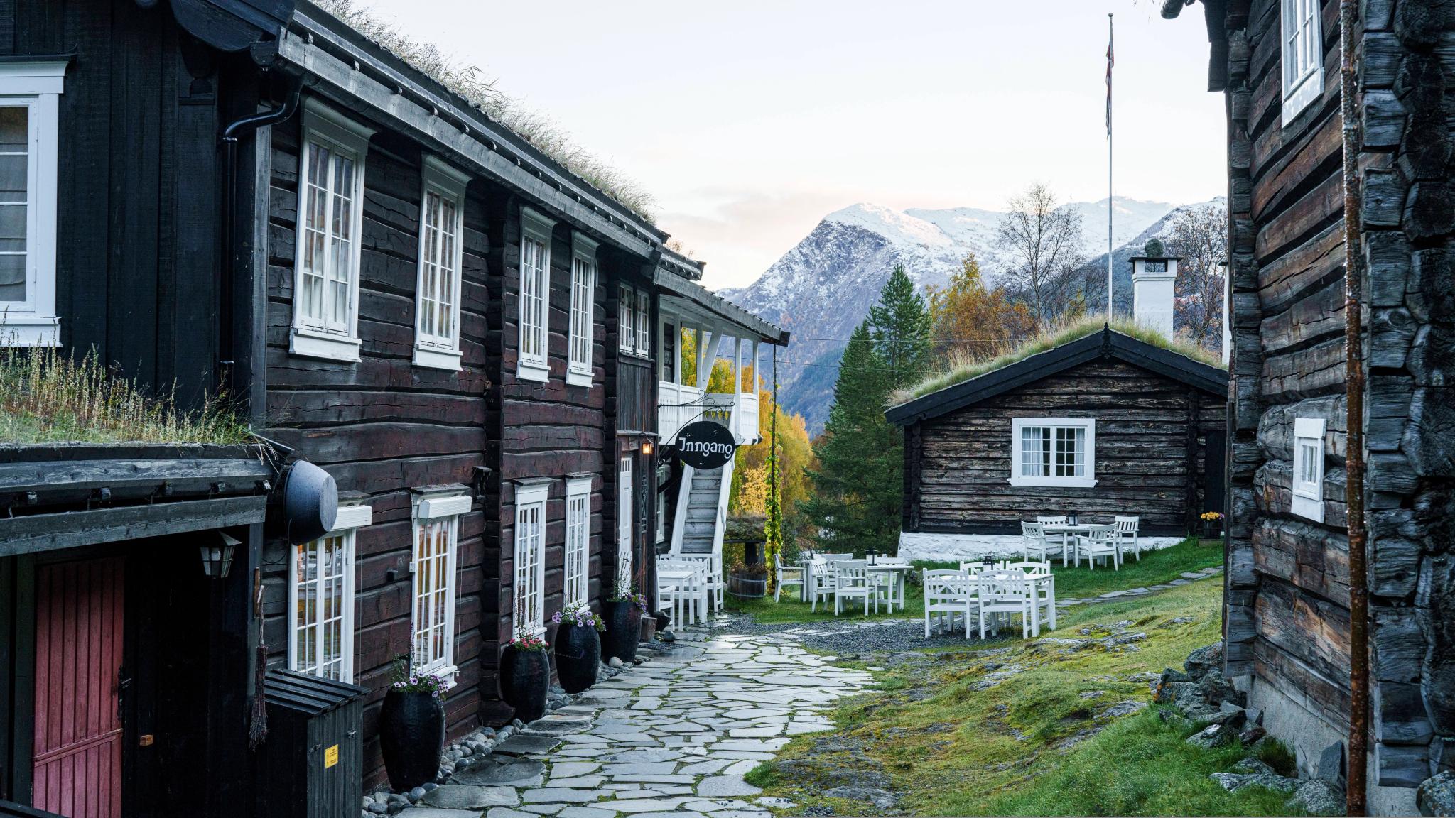 Røisheim Hotell in autumn.