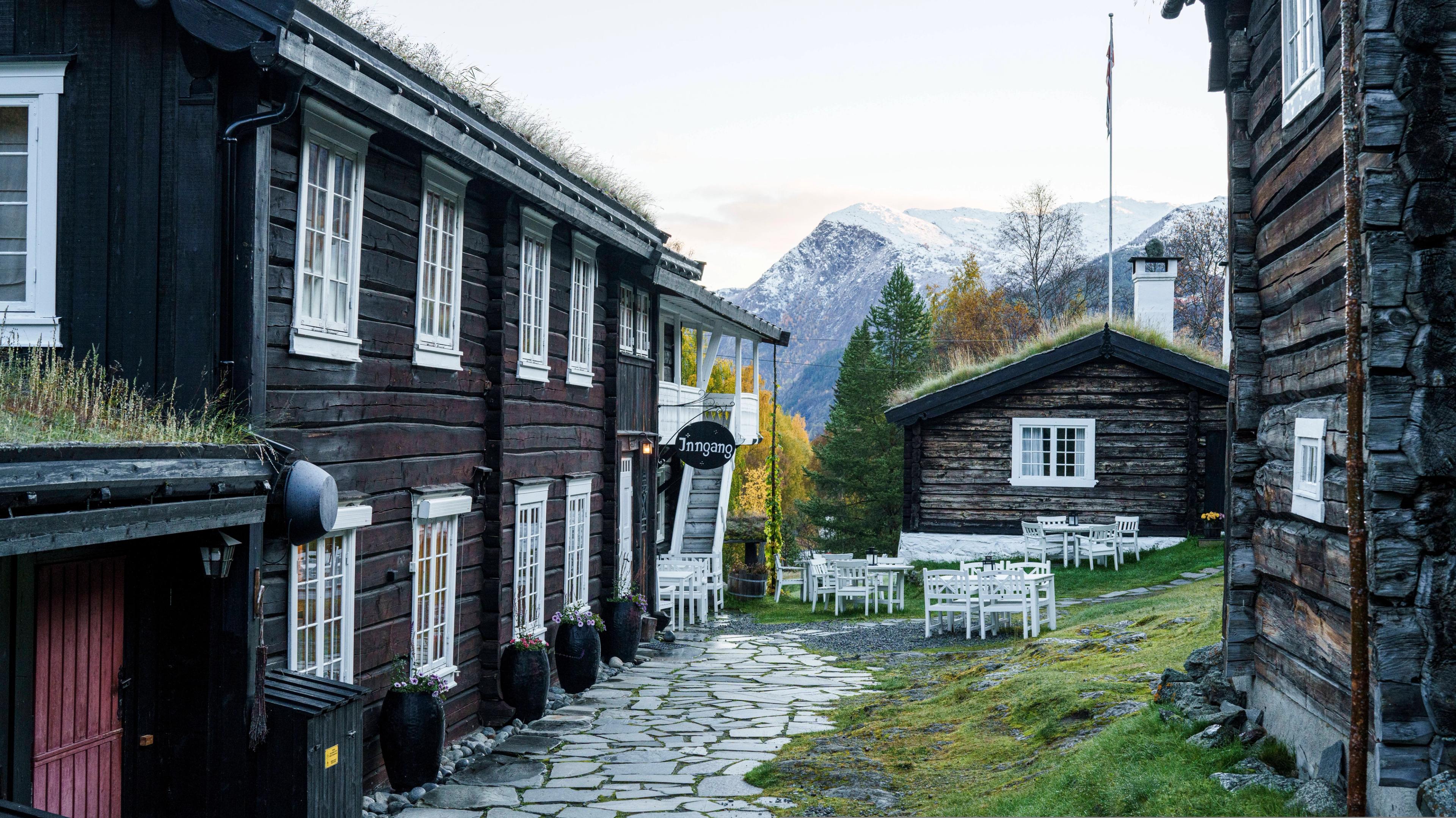 Røisheim Hotell in autumn.