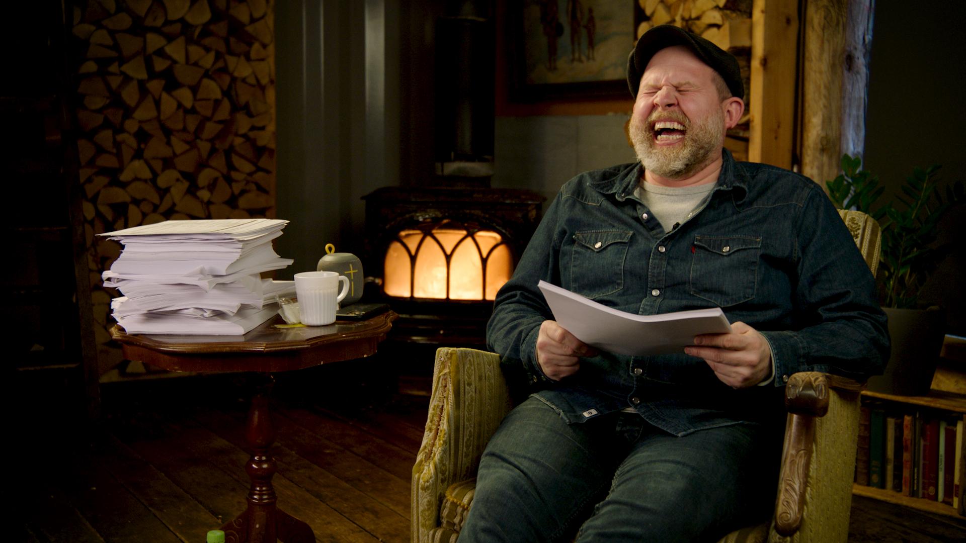 Truls Svendsen leser anbefalinger om Nord-Norge fra TripAdvisor og Facebook