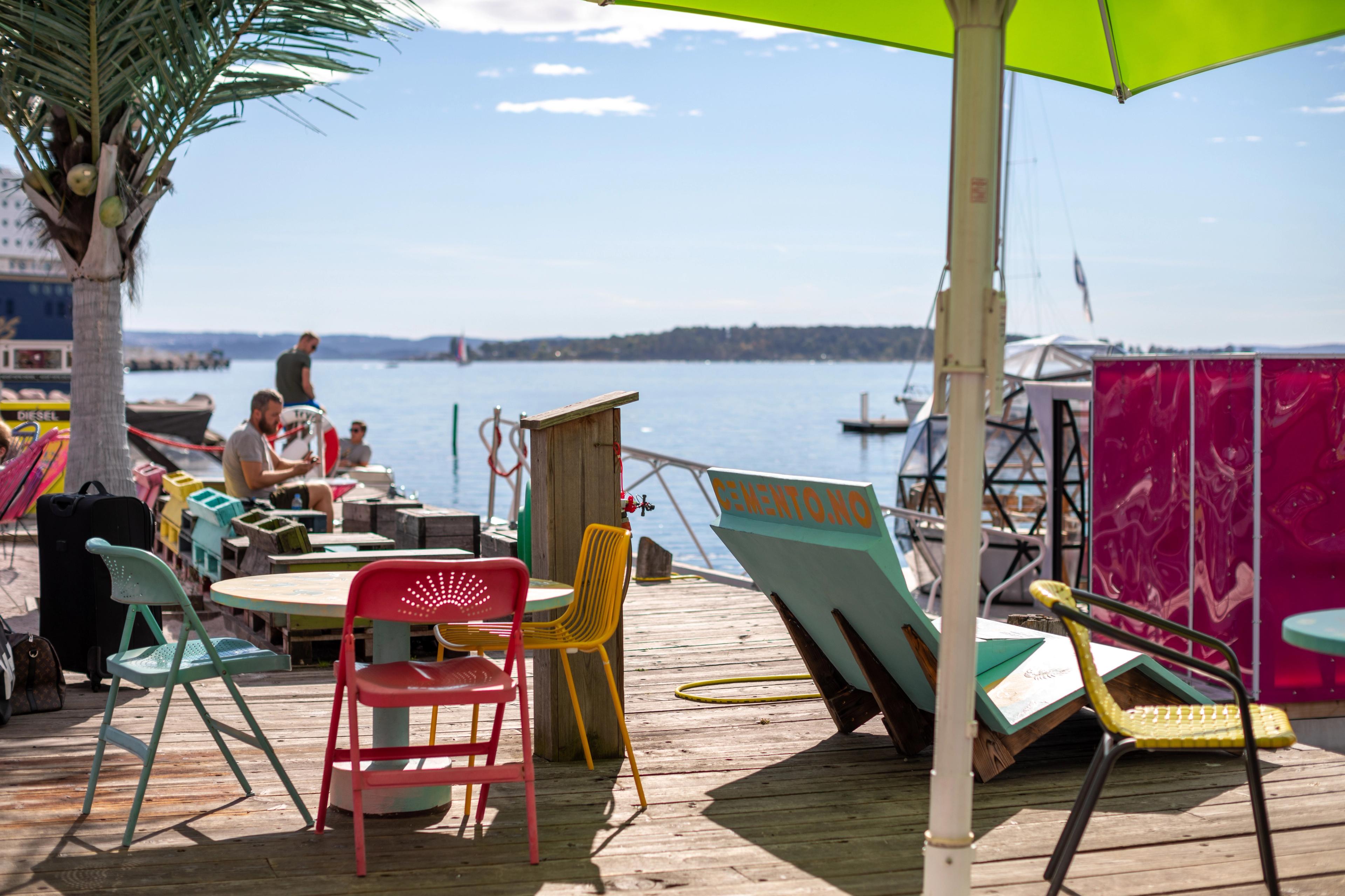 Folk som slapper av på Kongen Marina i Oslo