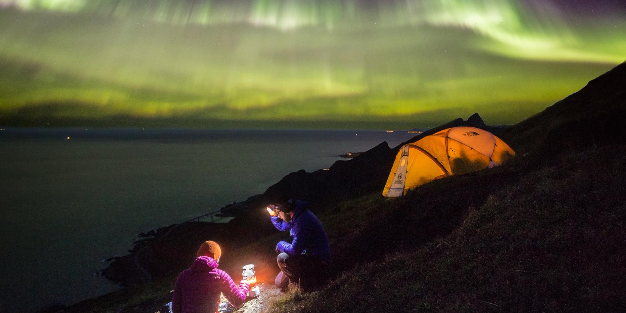 Et par telter under nordlyset i Lofoten