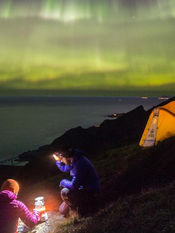 Et par telter under nordlyset i Lofoten