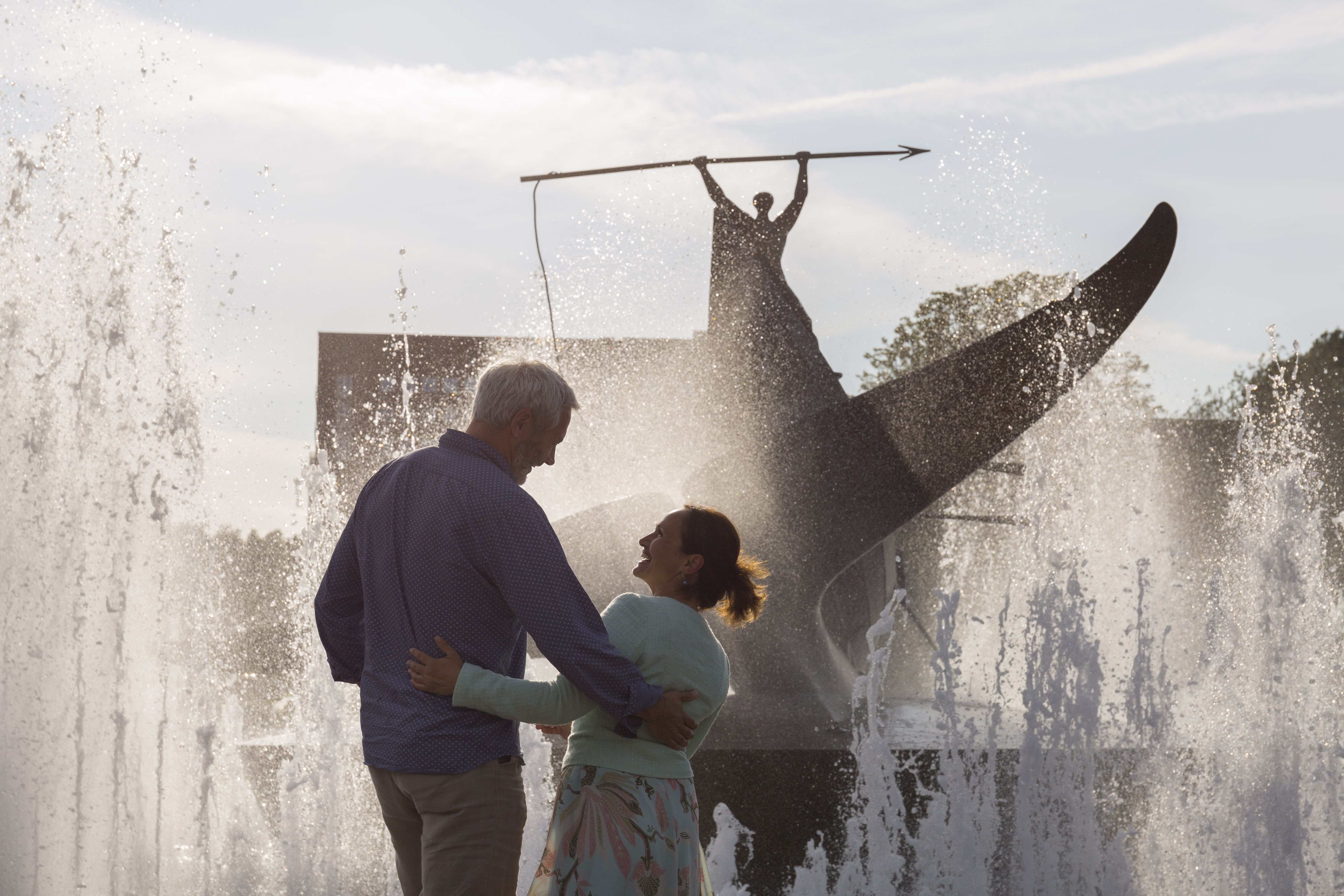 Couple in fornt of a monument in Sandefjord.