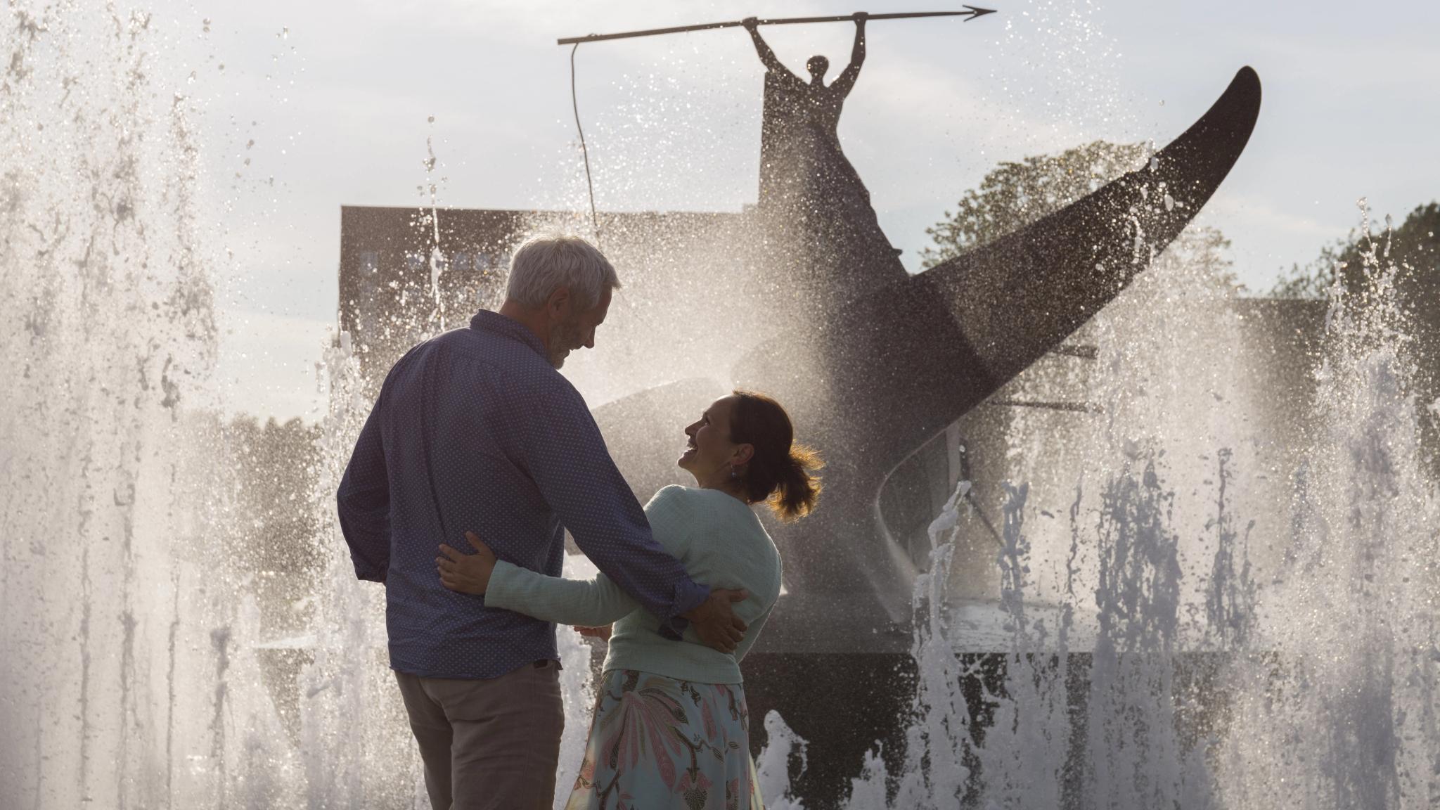 Couple in fornt of a monument in Sandefjord.