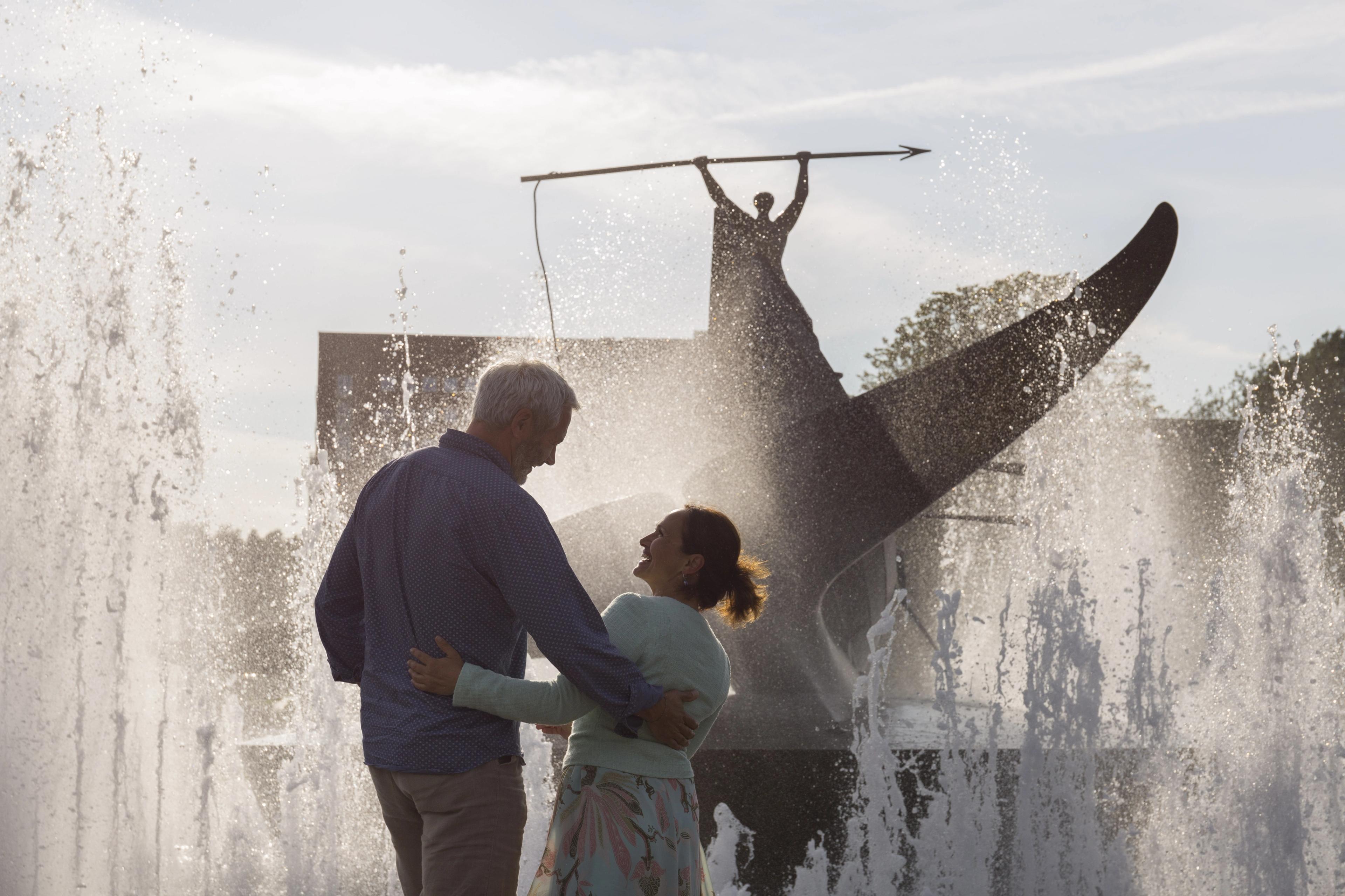 Couple in fornt of a monument in Sandefjord.