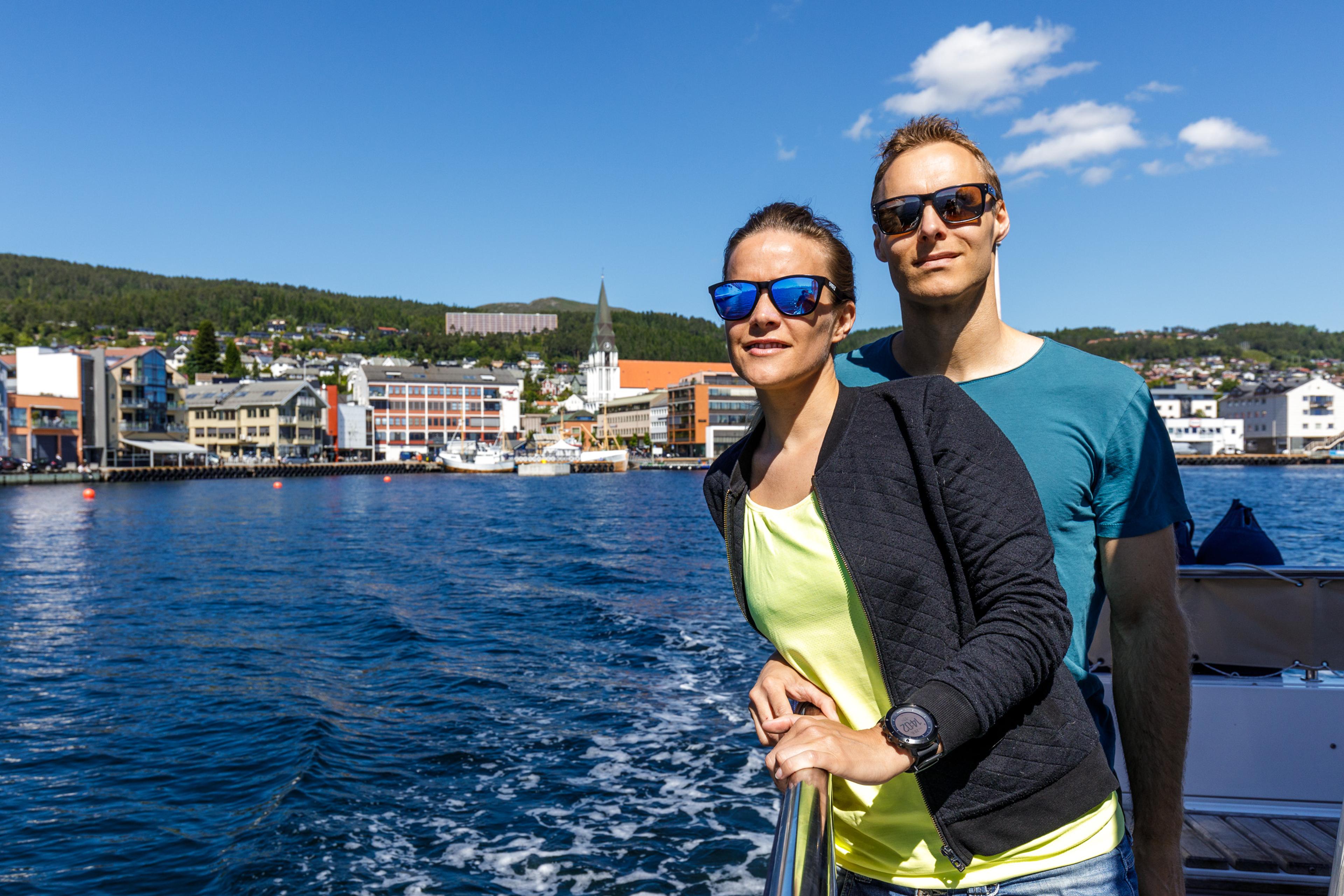 Två personer på en båt i Molde i Nordvest, Fjord Norge