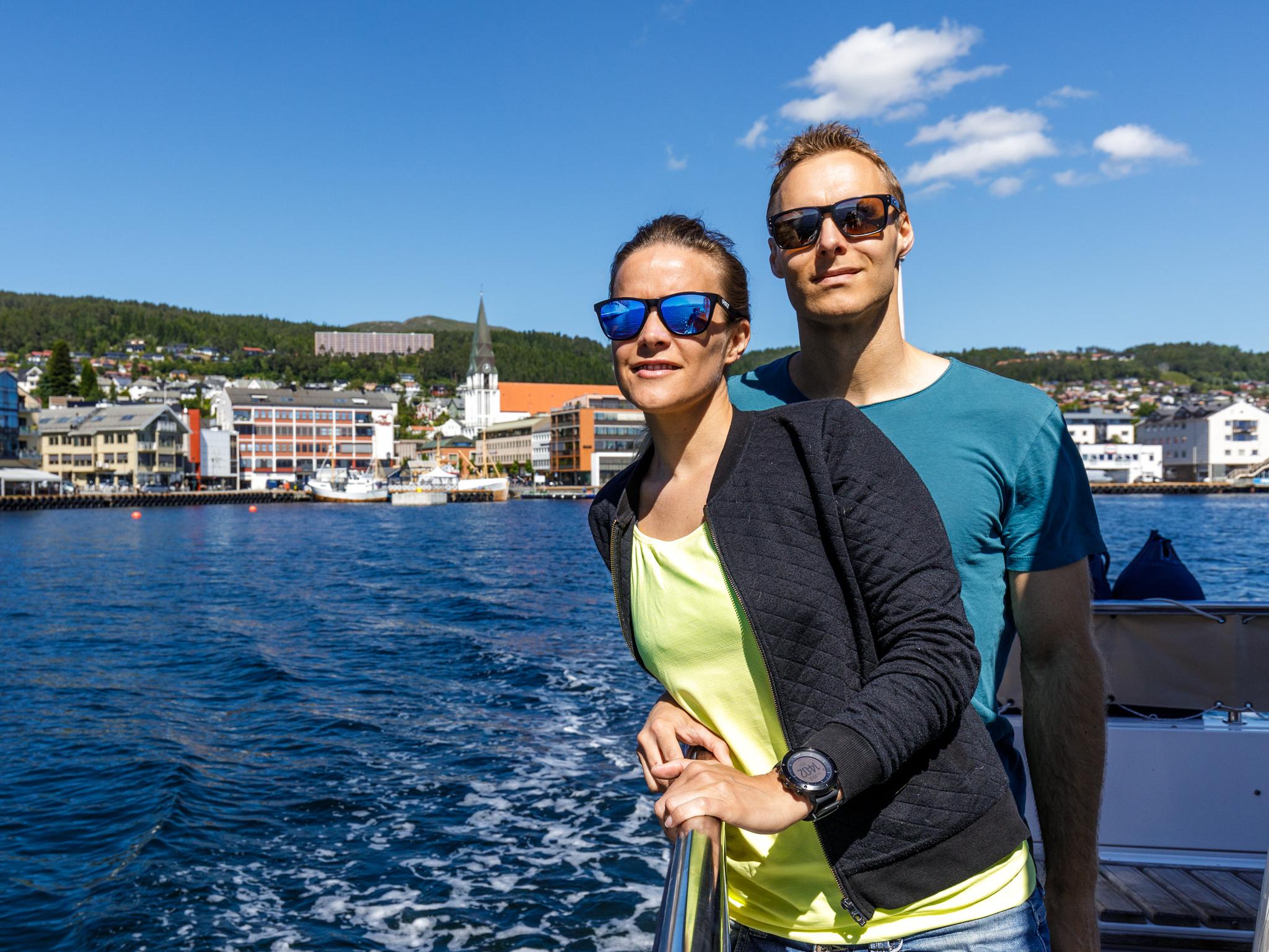 Två personer på en båt i Molde i Nordvest, Fjord Norge