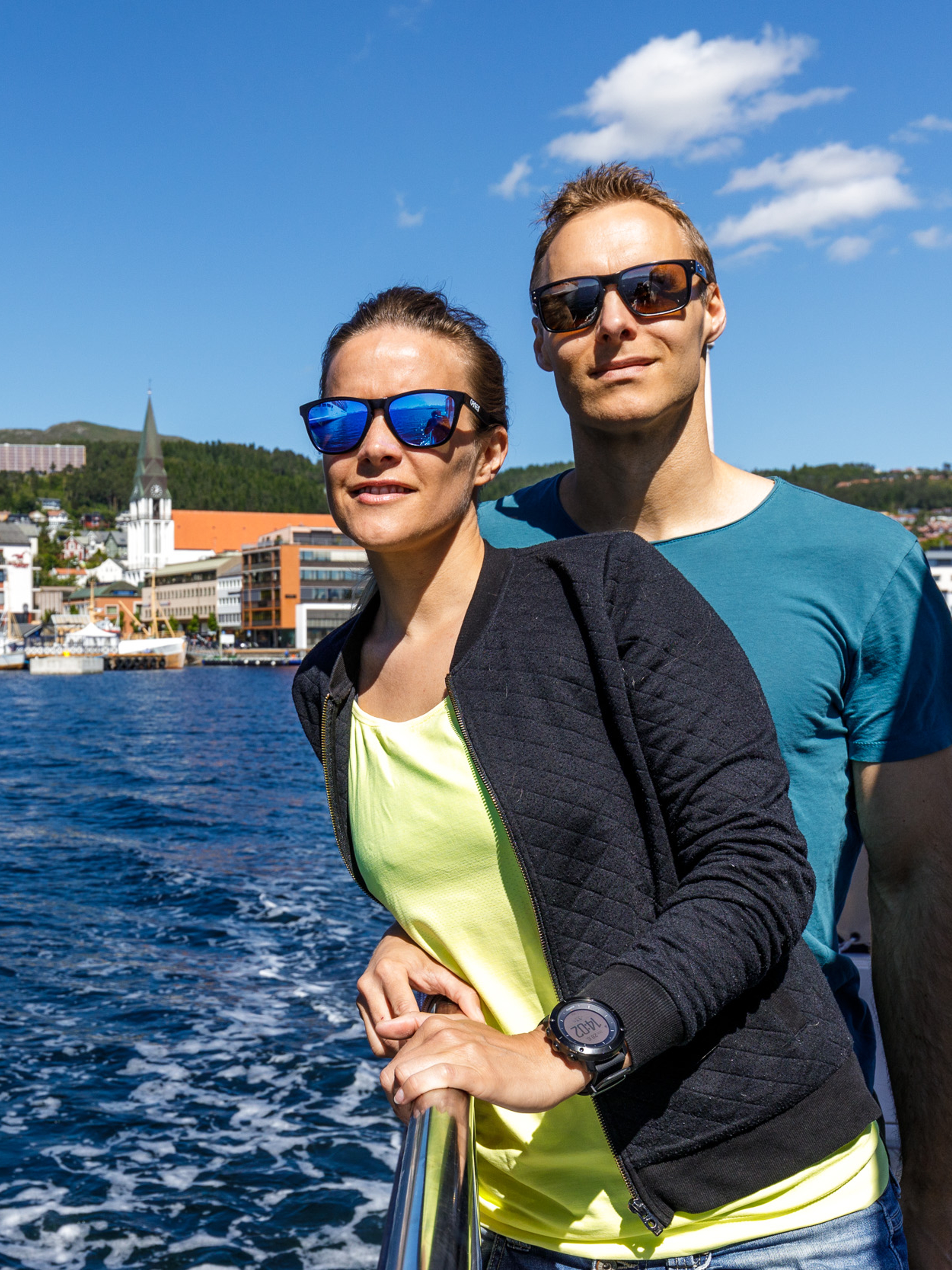 Et par står på en båt utenfor Molde i Nordvest på Vestlandet.