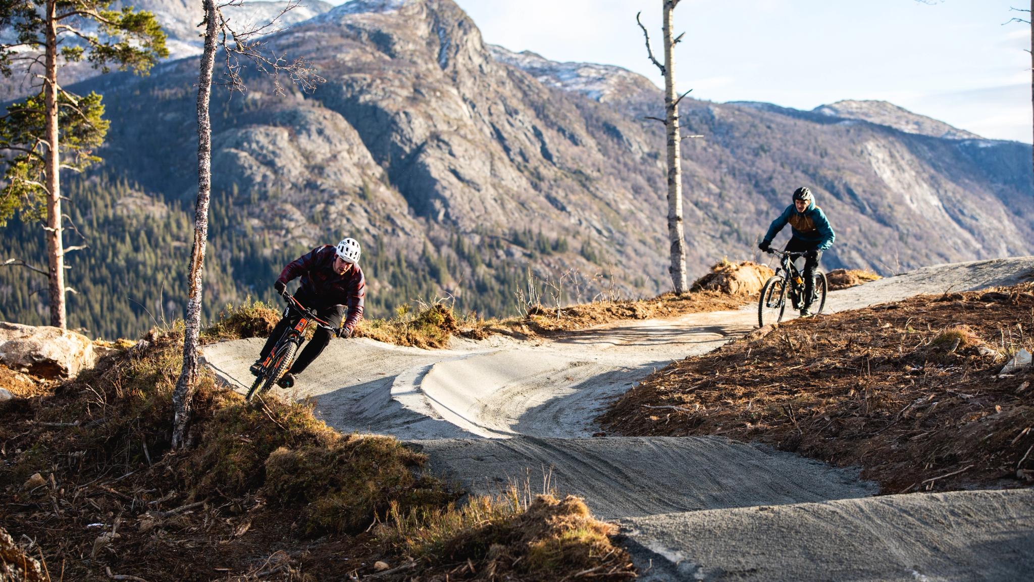 Folk terrengsykler i Hemsedal på Østlandet