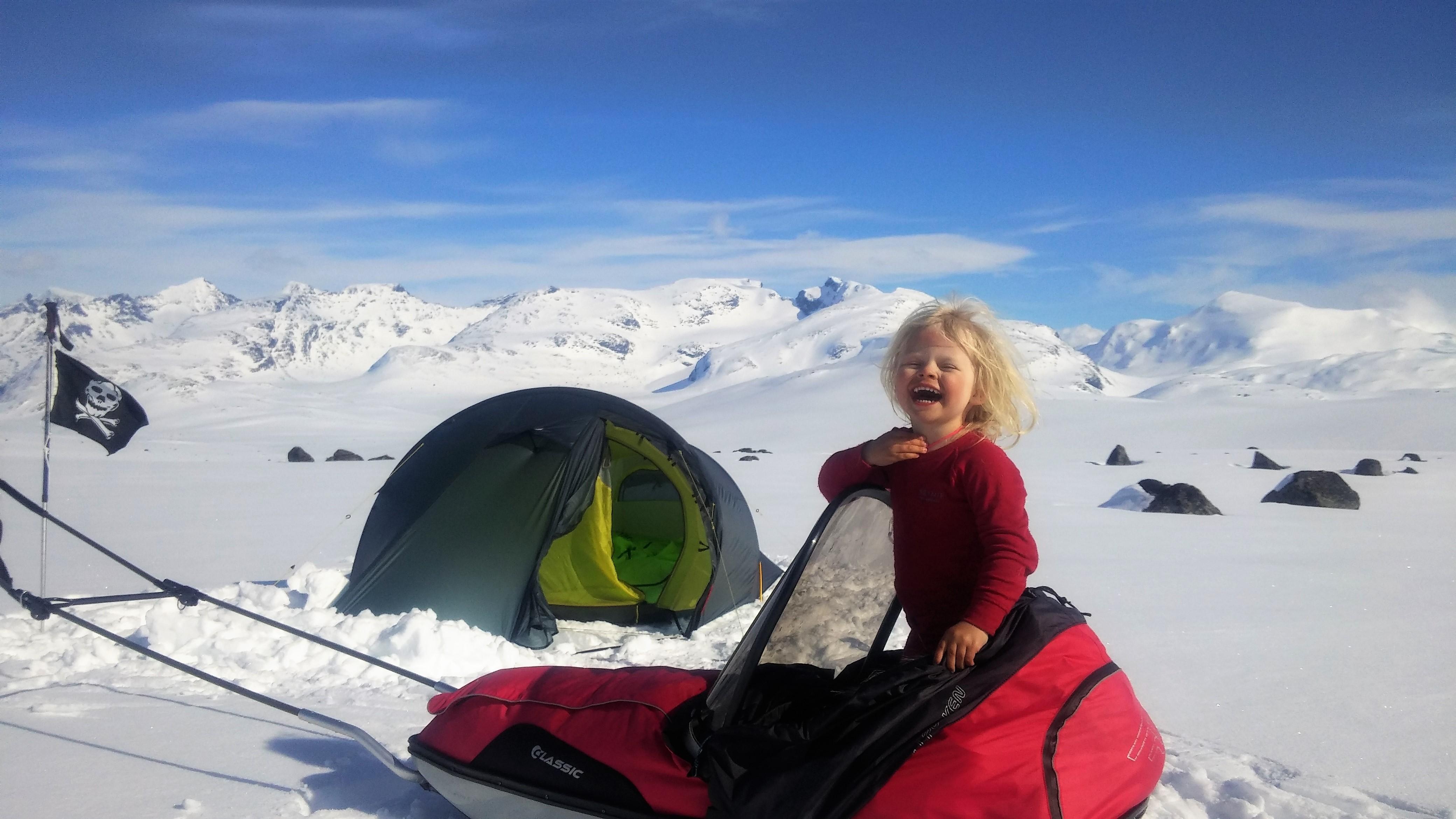 4-årige Mina på ski i Jotunheimen Nationalpark, Norge