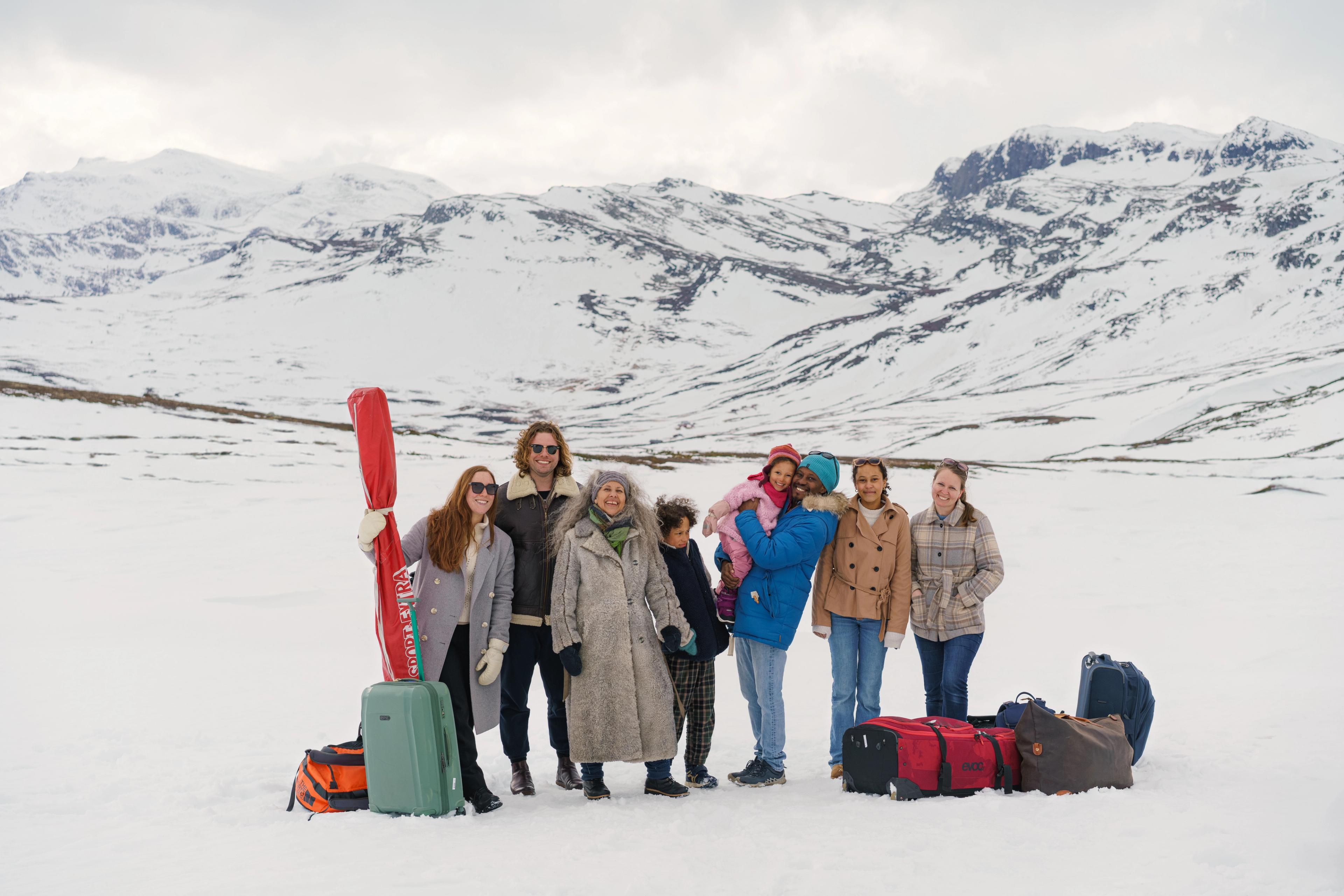 Mum, uncle, grandmother, niece, cousin, dad and nephew – the whole family are going on a holiday in the snowy mountains of Beitostølen in Norway
