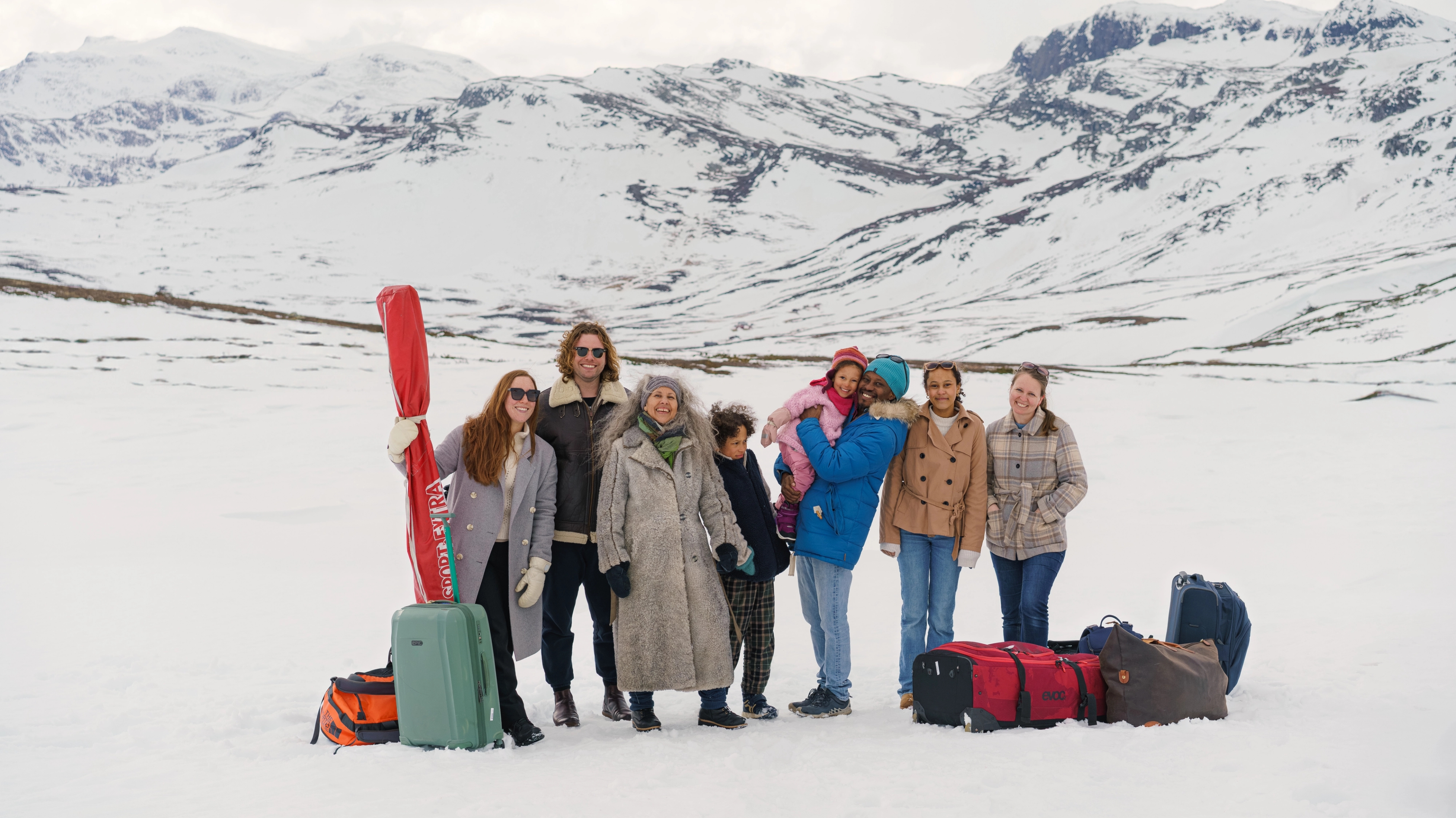 Mum, uncle, grandmother, niece, cousin, dad and nephew – the whole family are going on a holiday in the snowy mountains of Beitostølen in Norway