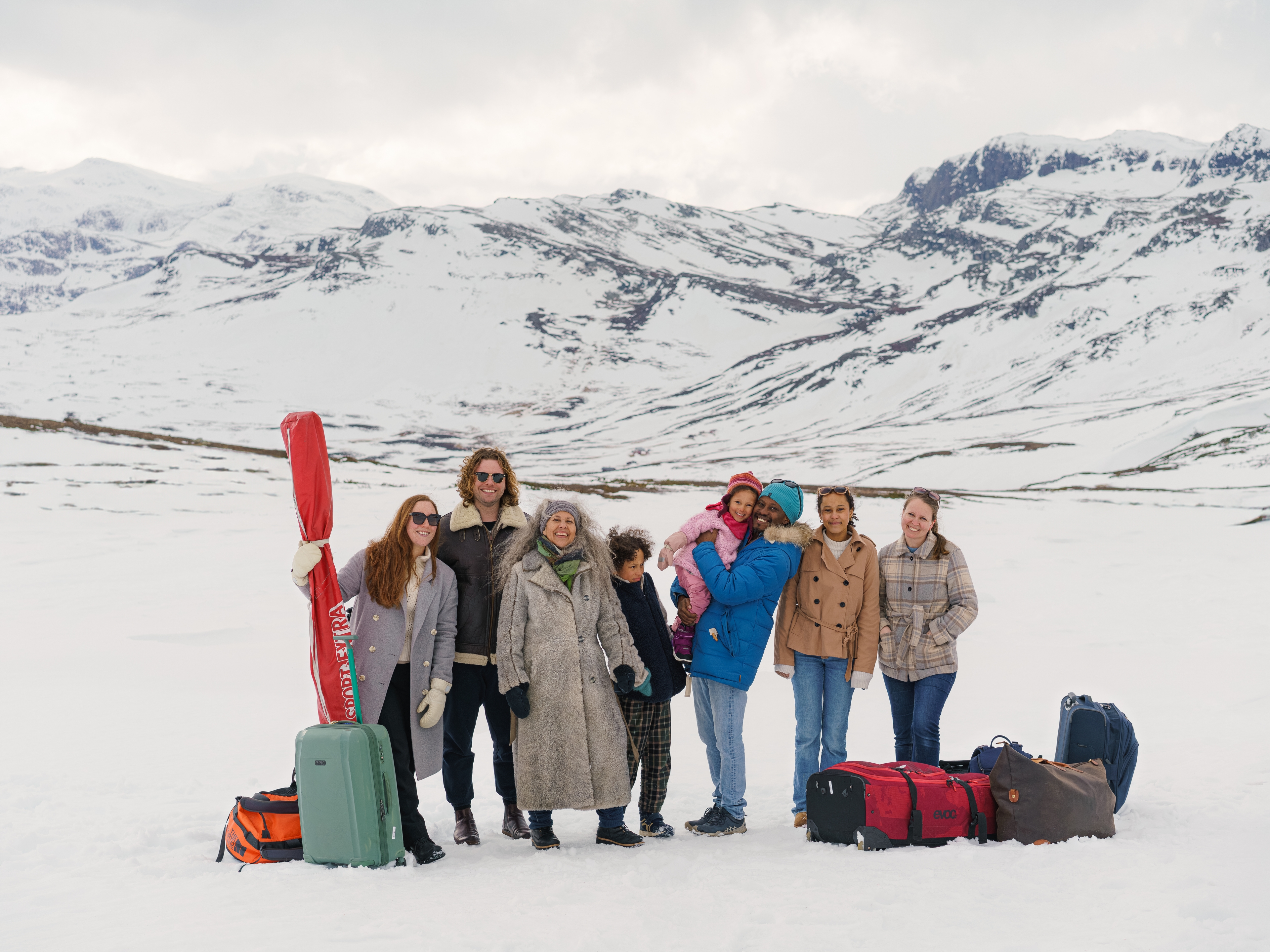 Familiebilde av mor, onkel, bestemor, niese, fetter, far og nevø – hele storfamilien er samlet for en vinterferie på Beitostølen